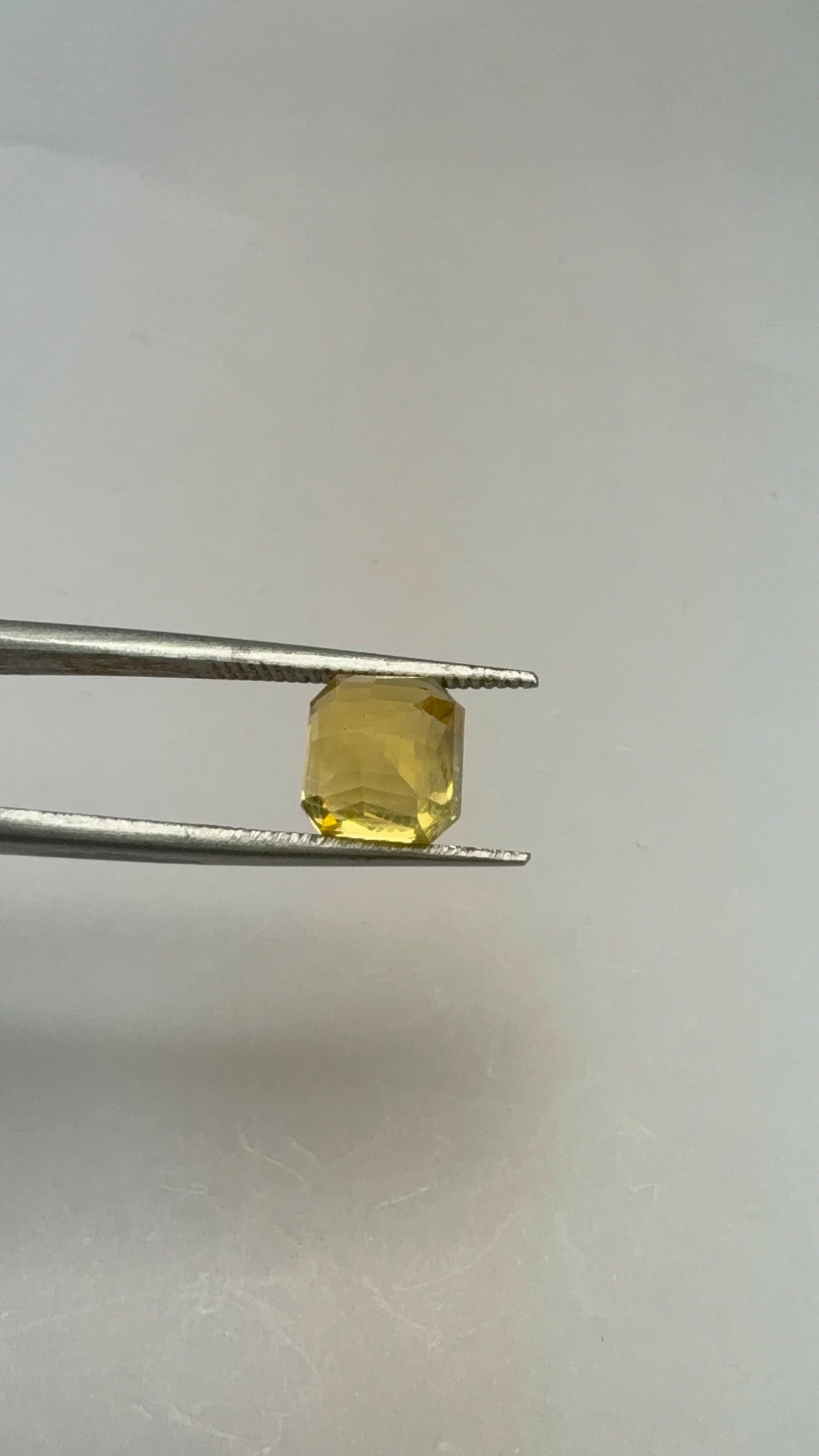 Yellow Sapphire 4.83 carat YSR-199 face-up view