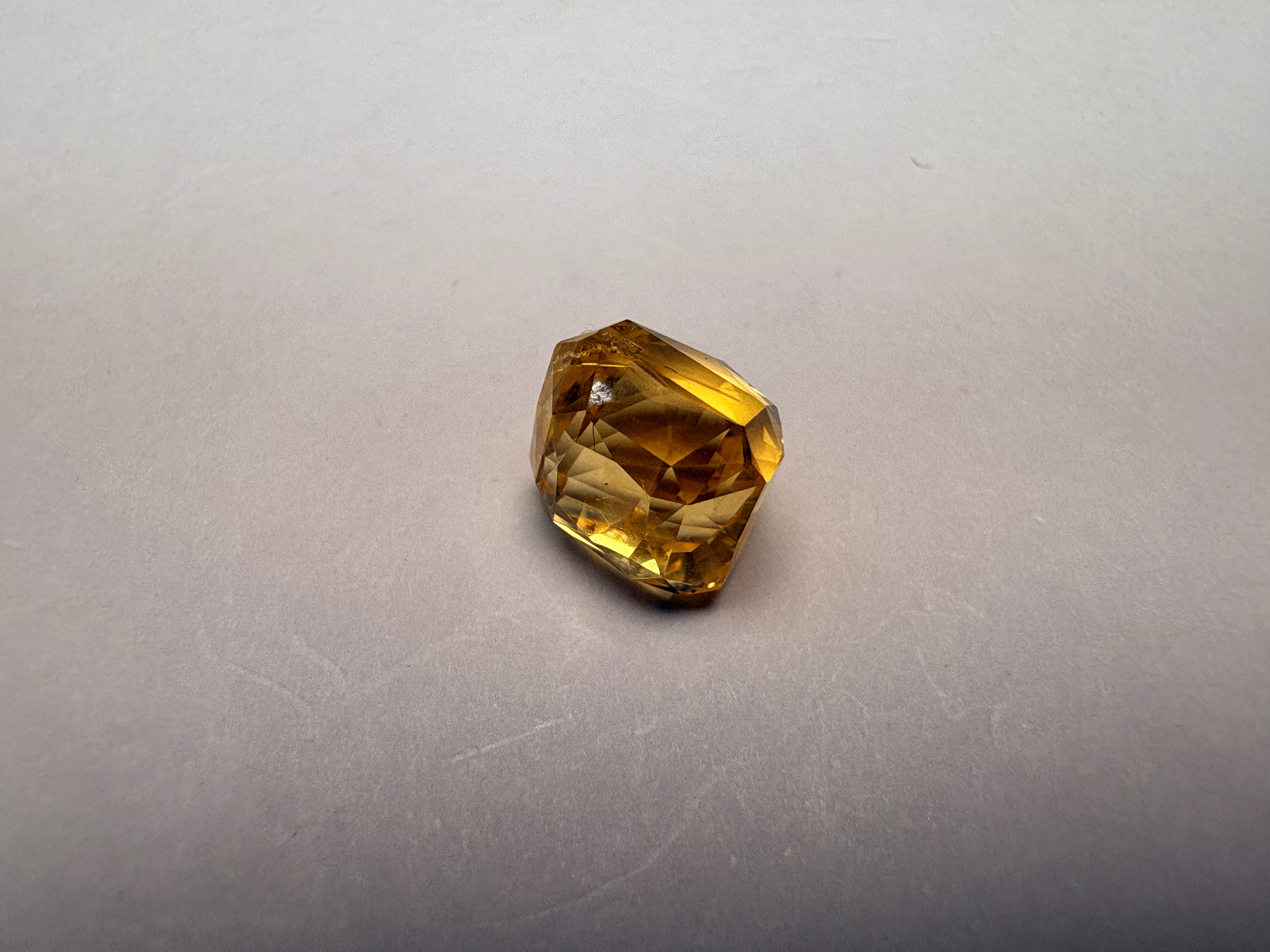 Yellow Sapphire 4.83 carat YSR-199 close view
