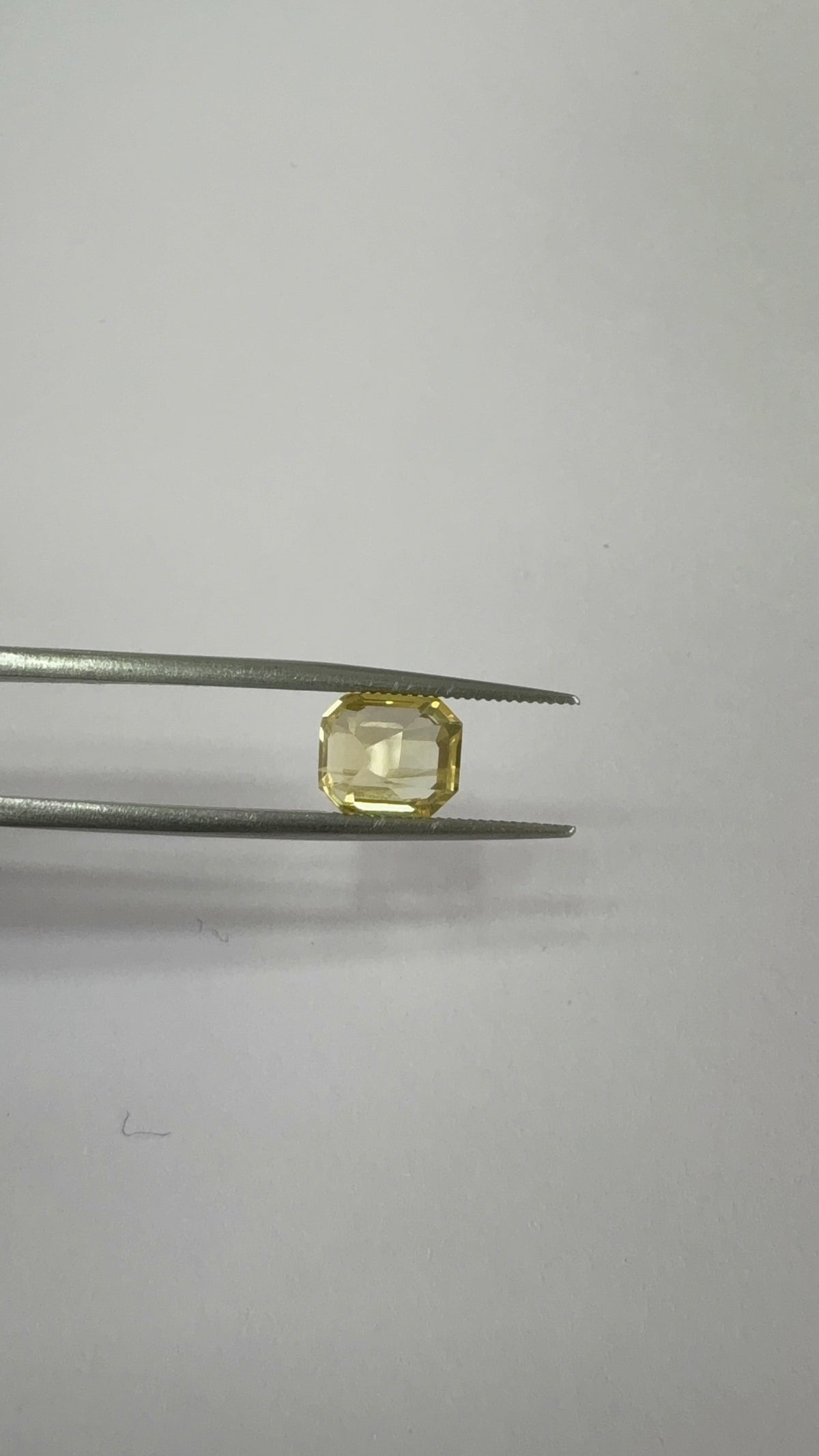 Yellow Sapphire 3.06 carat YSR-20 face-up view