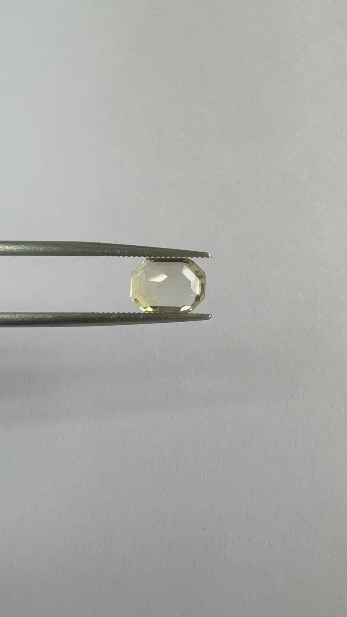 Yellow Sapphire 3.00 carat YSR-203 face-up view