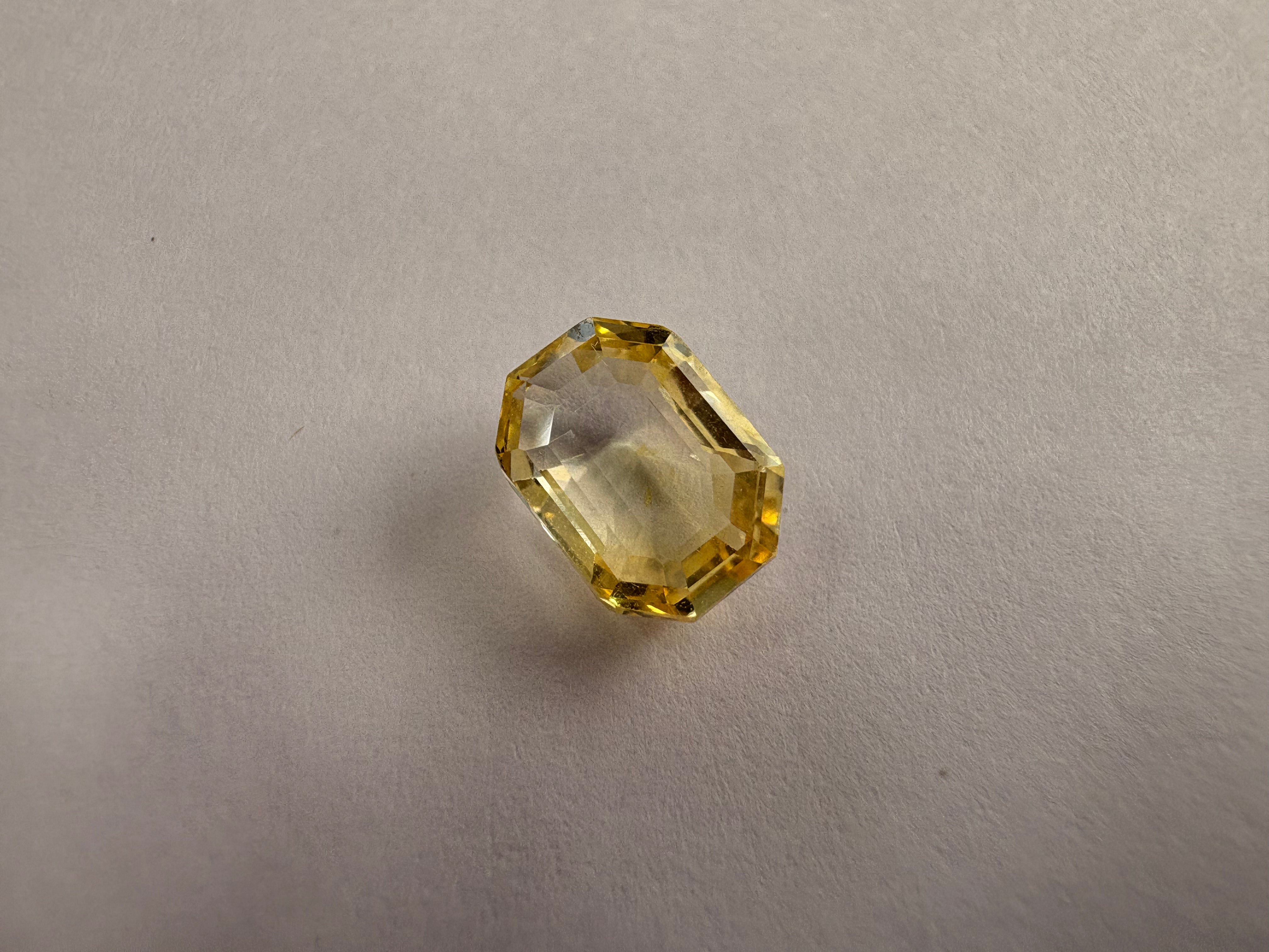 Yellow Sapphire 3.00 carat YSR-203 close view