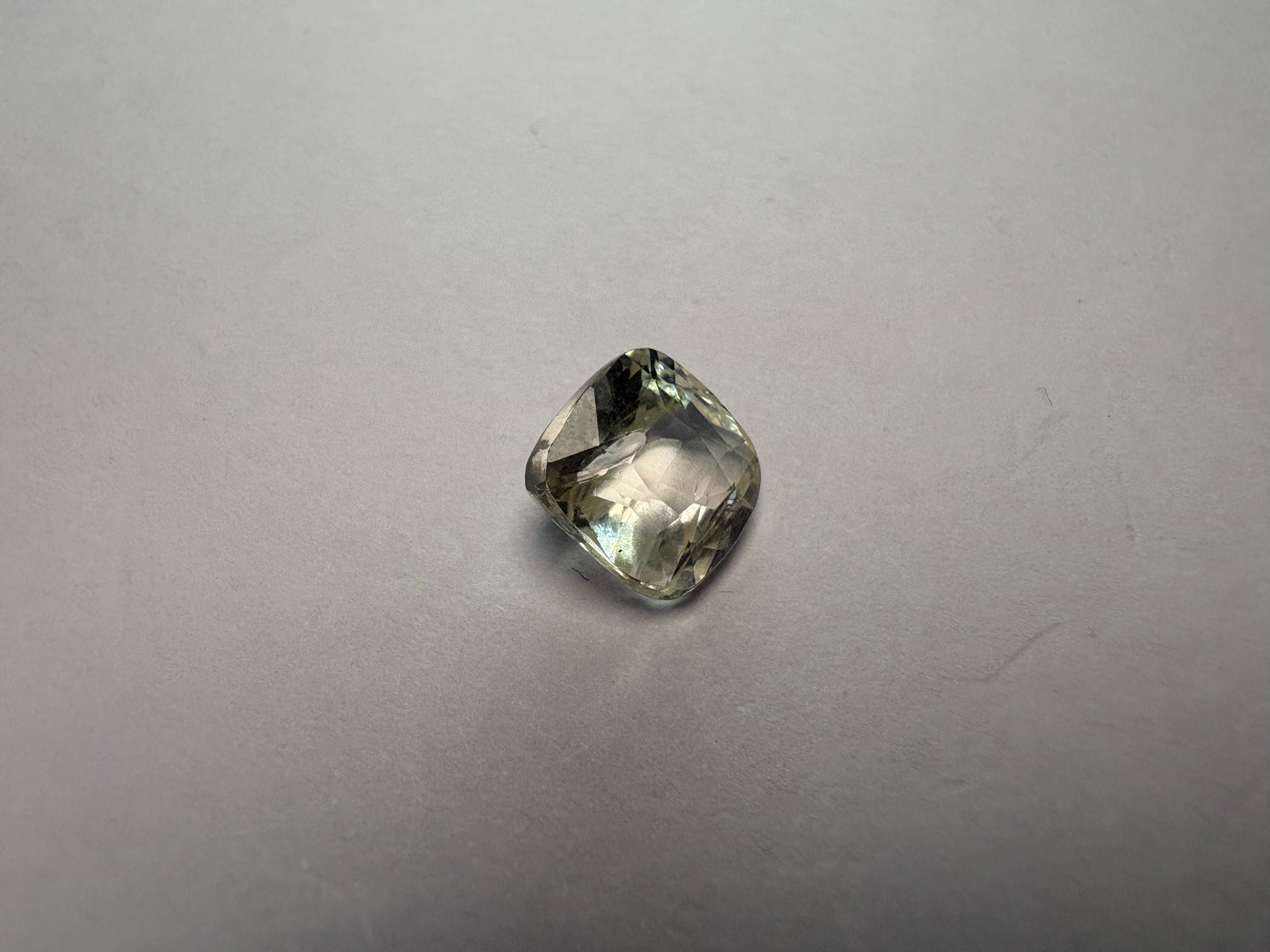 Yellow Sapphire 3.13 carat YSR-210 close view