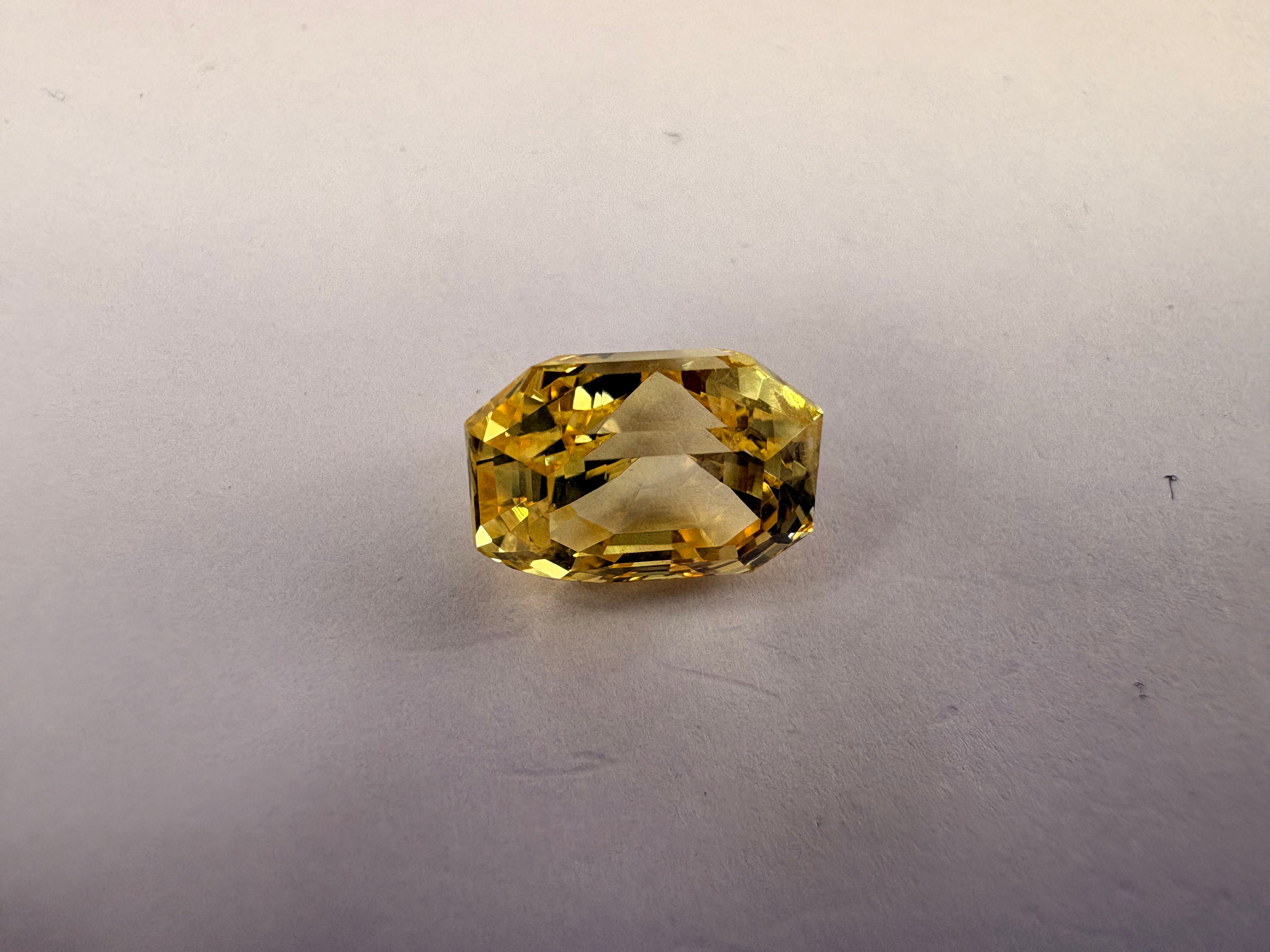 Yellow Sapphire 5.11 carat YSR-219 alternate face-up view