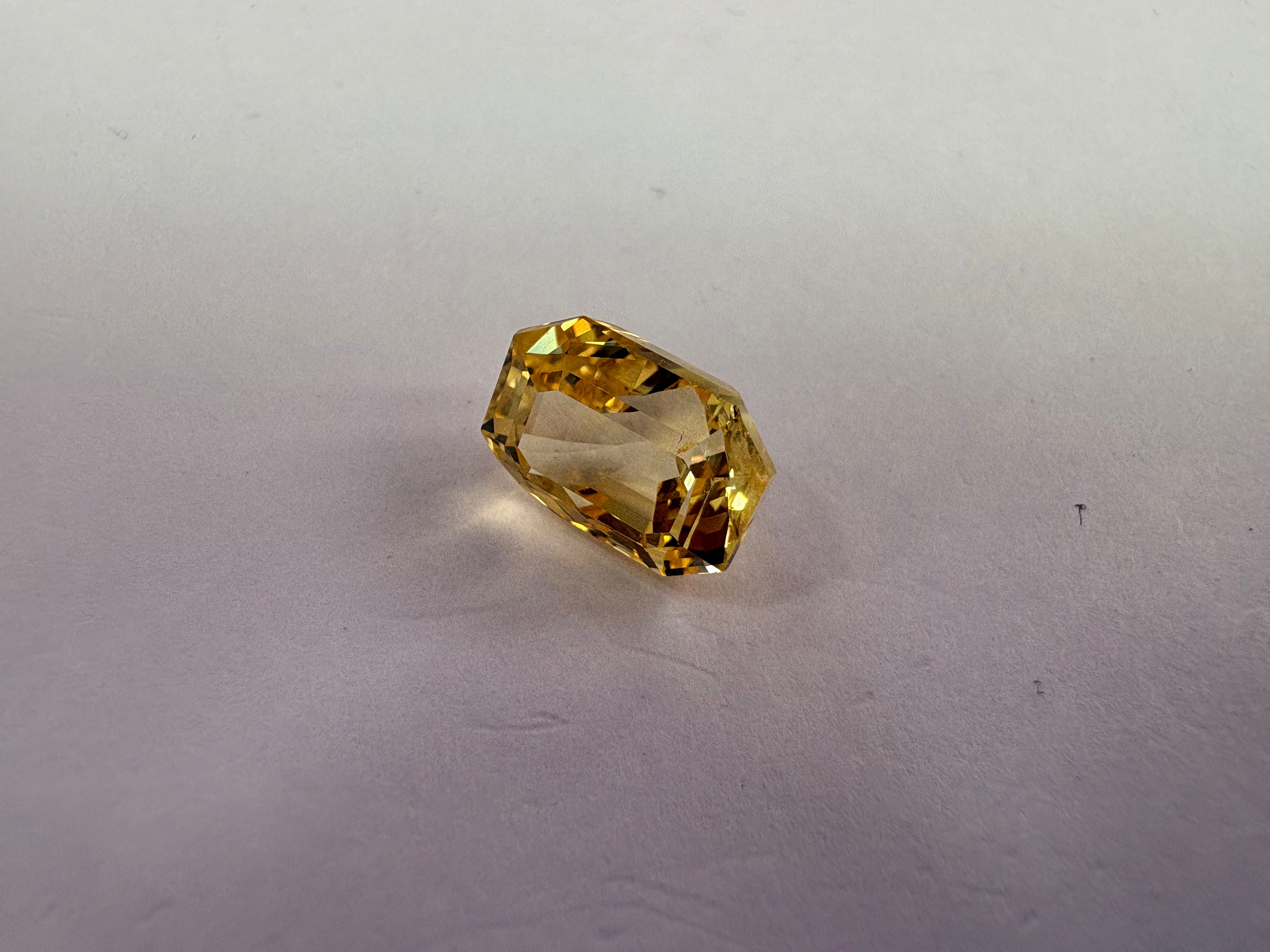 Yellow Sapphire 5.11 carat YSR-219 close view