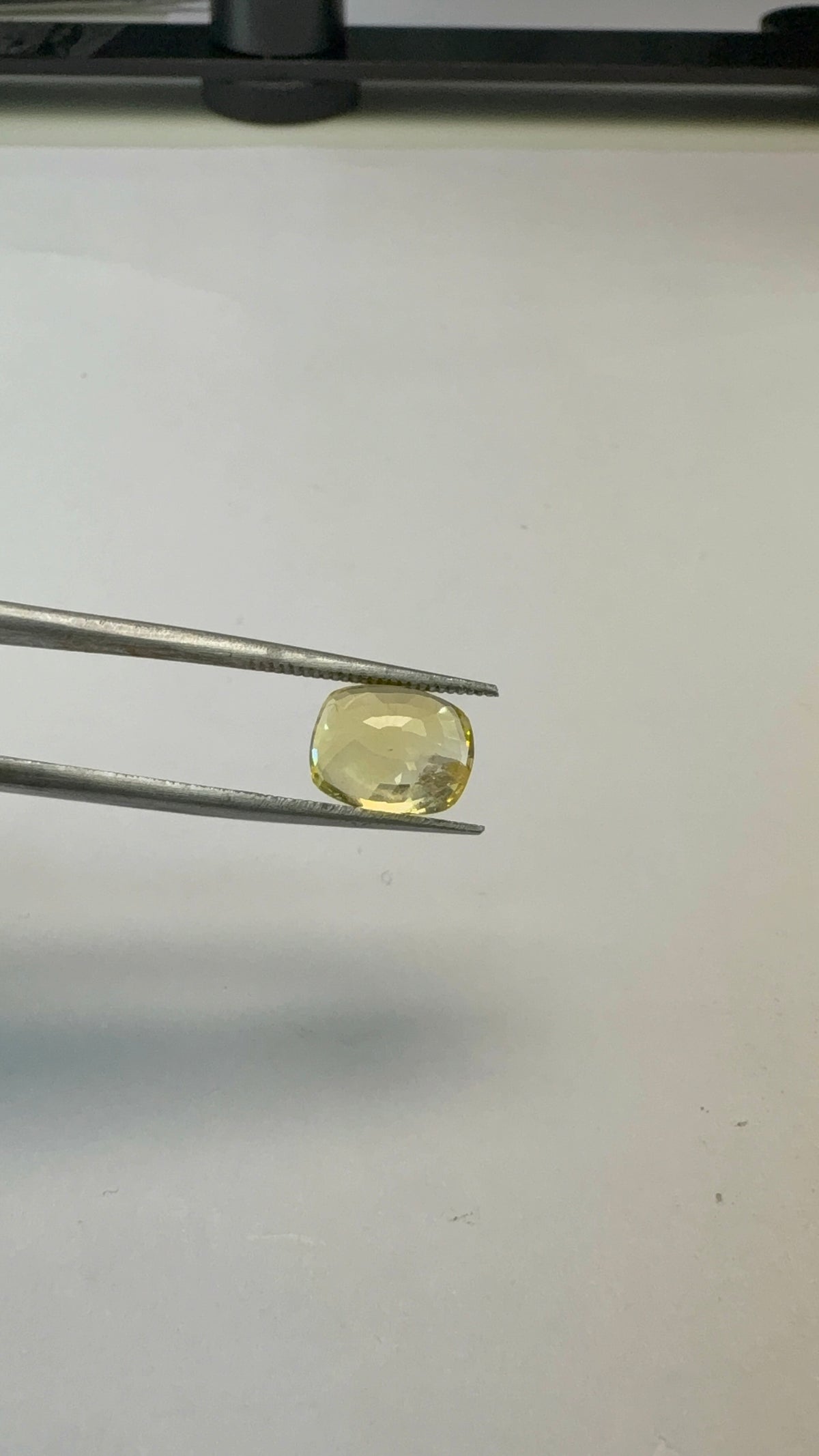 Yellow Sapphire 4.06 carat YSR-222 face-up view
