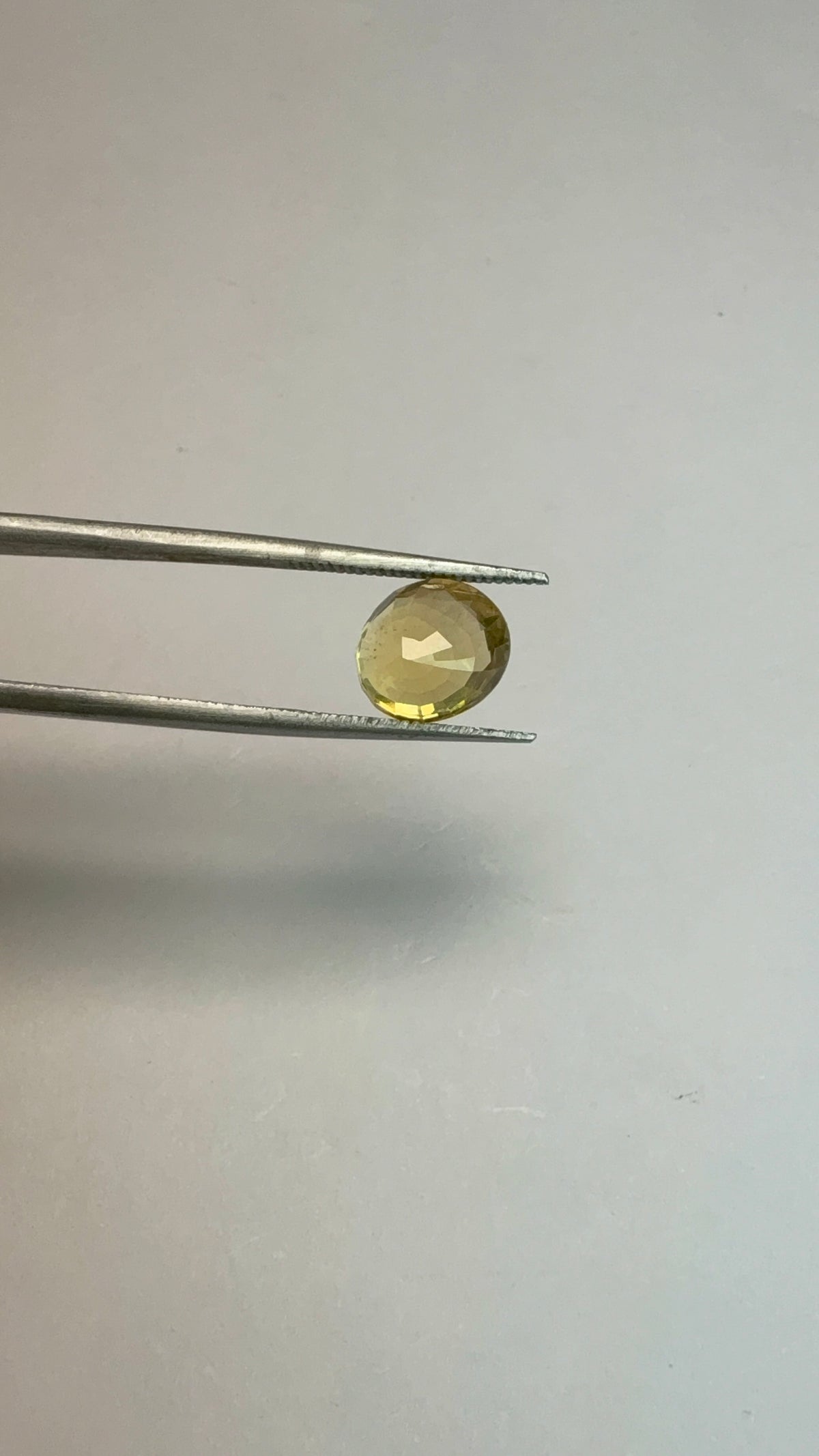 Yellow Sapphire 4.07 carat YSR-225 face-up view