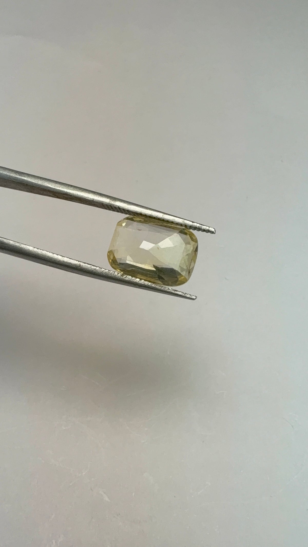 Yellow Sapphire 5.22 carat YSR-226 face-up view
