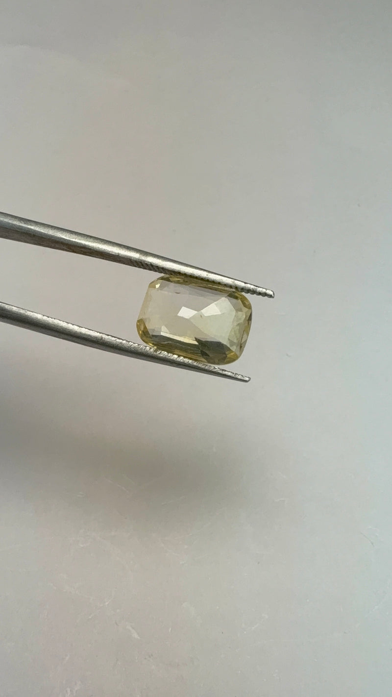Yellow Sapphire – 5.22 Carat – Sri Lanka