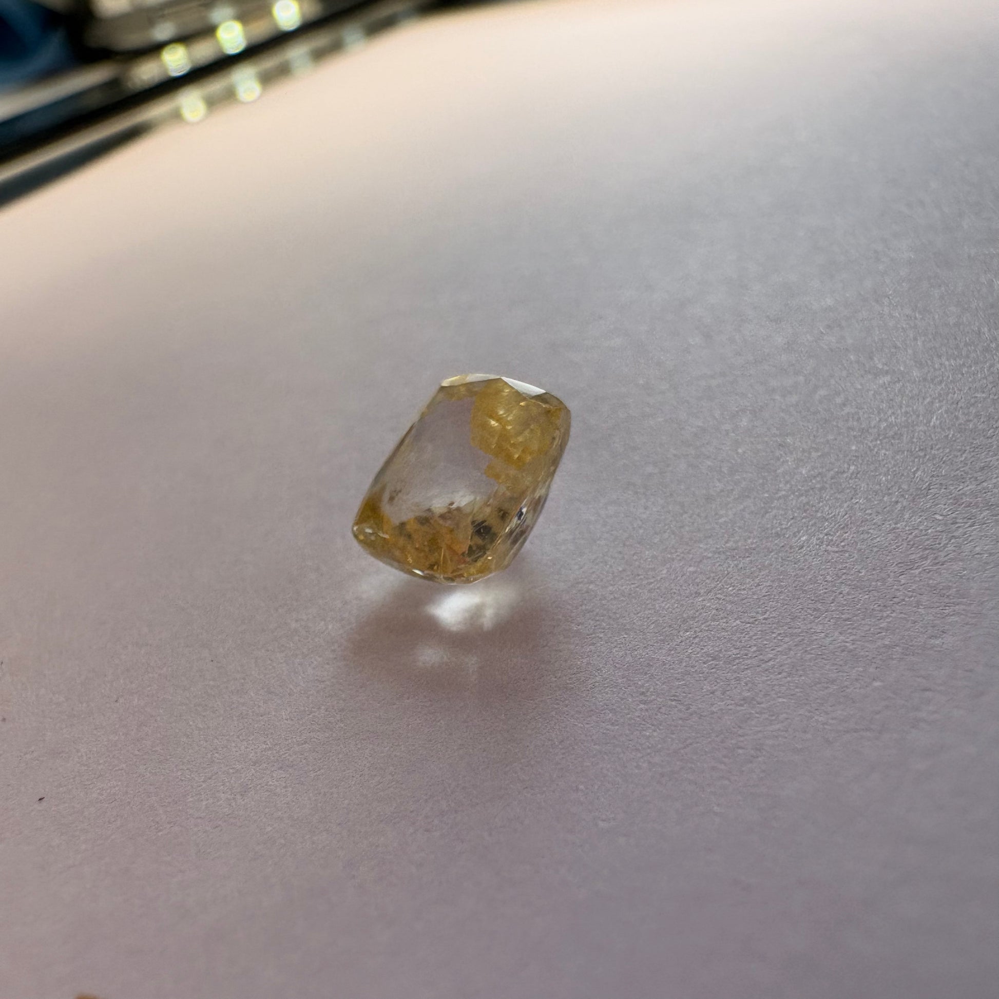 Yellow Sapphire 3.05 carat YSR-230 face-up view