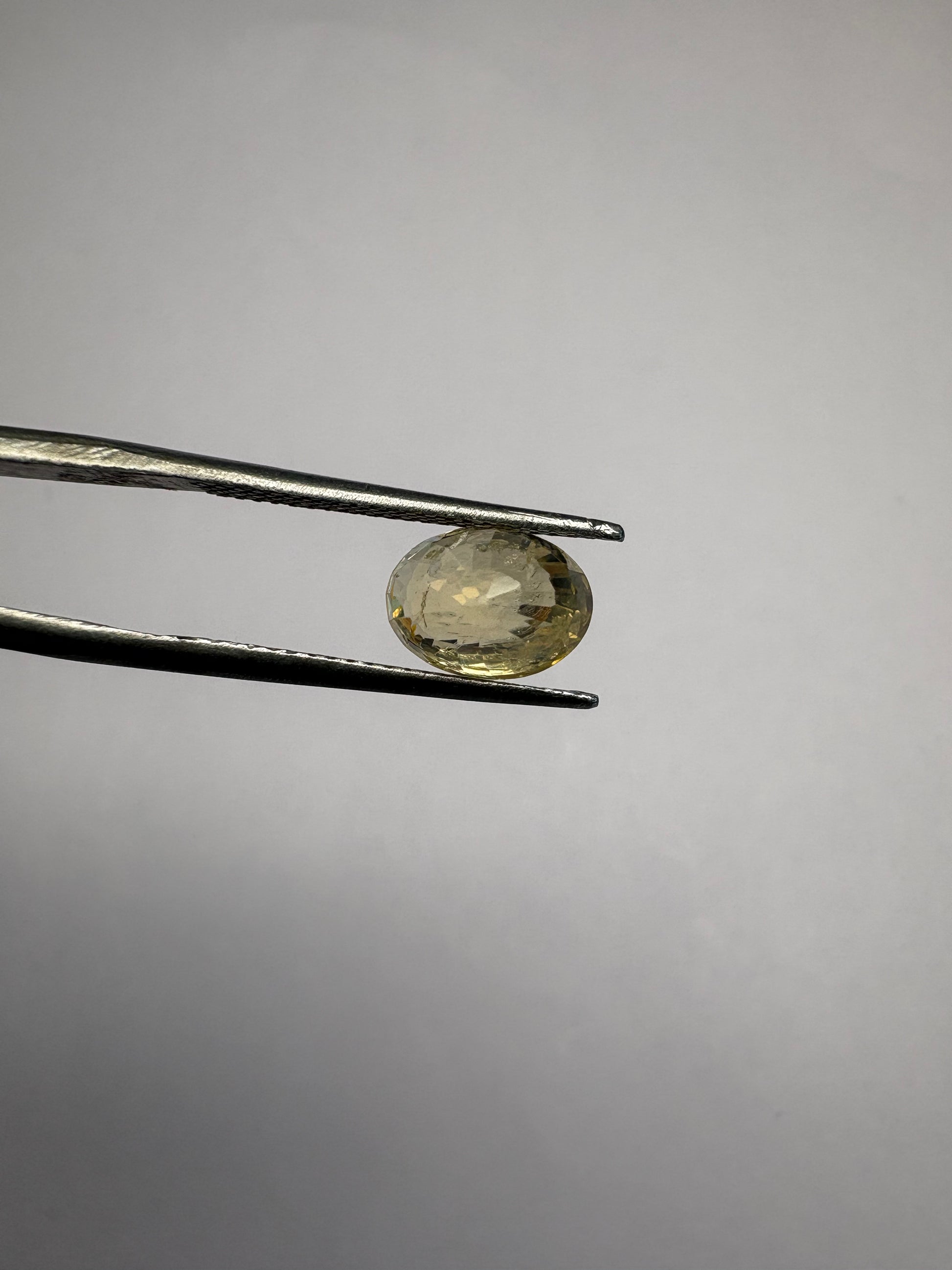 Yellow Sapphire 3.34 carat YSR-236 face-up view