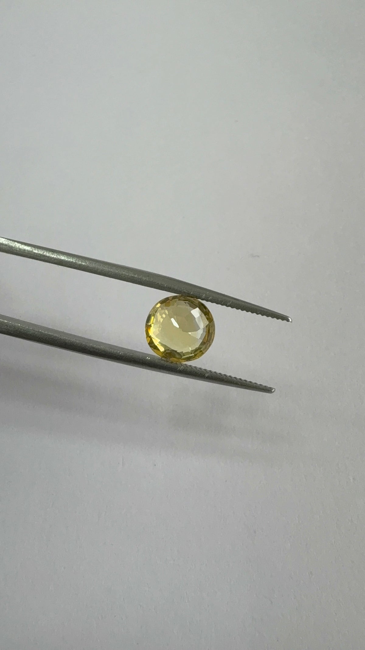 Yellow Sapphire 3.10 carat YSR-238 face-up view