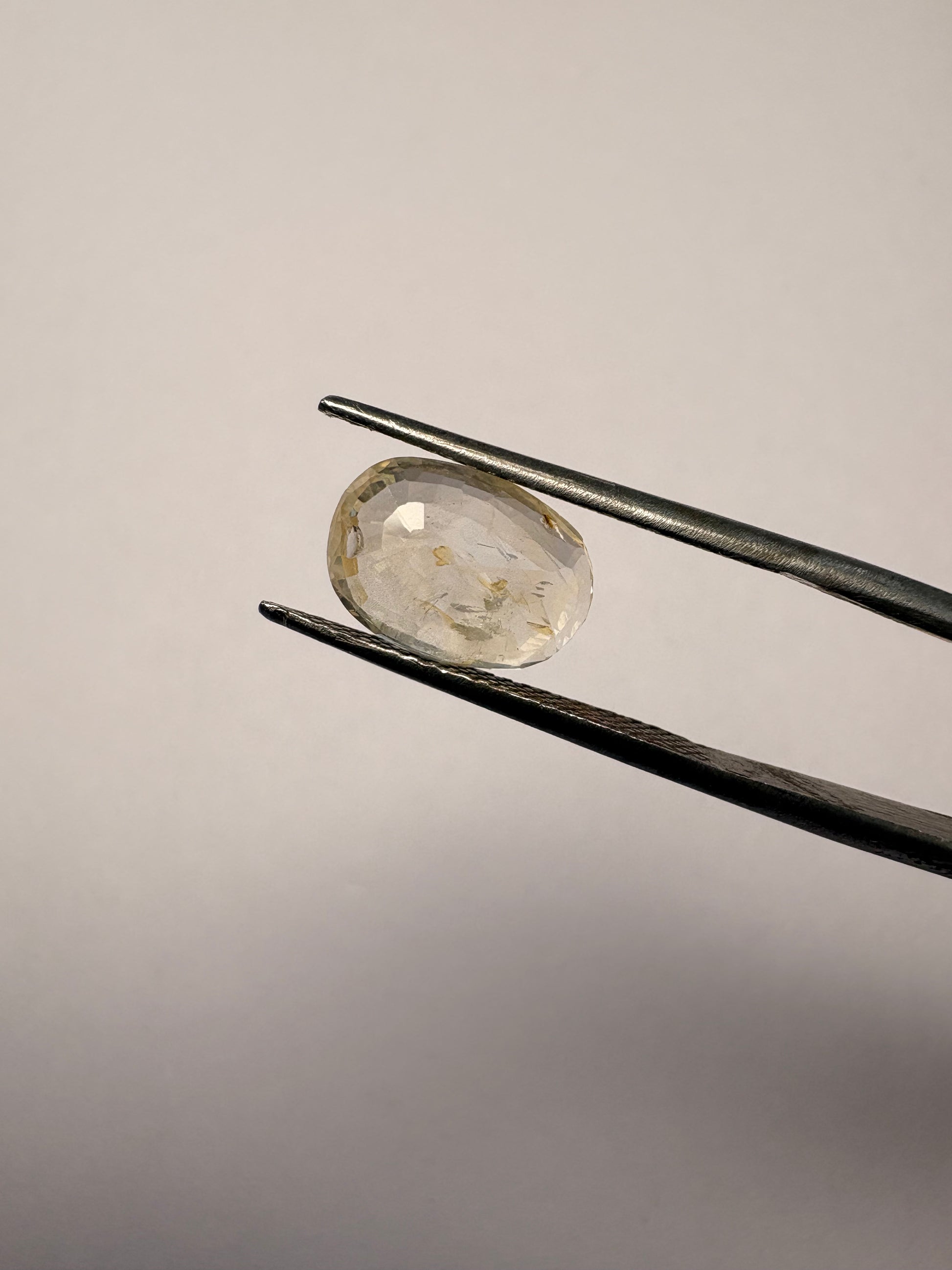 Yellow Sapphire 3.70 carat YSR-242 face-up view