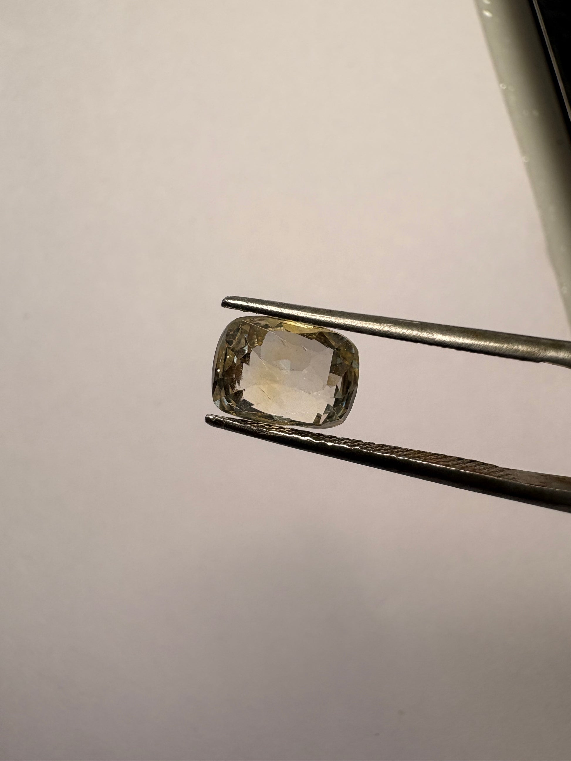 Yellow Sapphire 3.11 carat YSR-253 face-up view