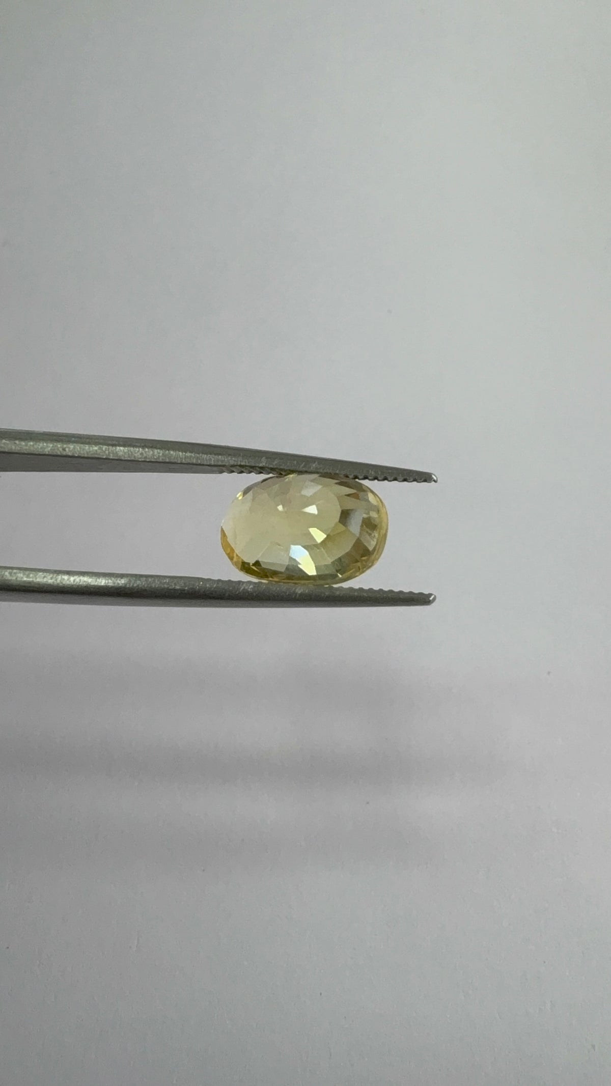 Yellow Sapphire 4.05 carat YSR-255 face-up view