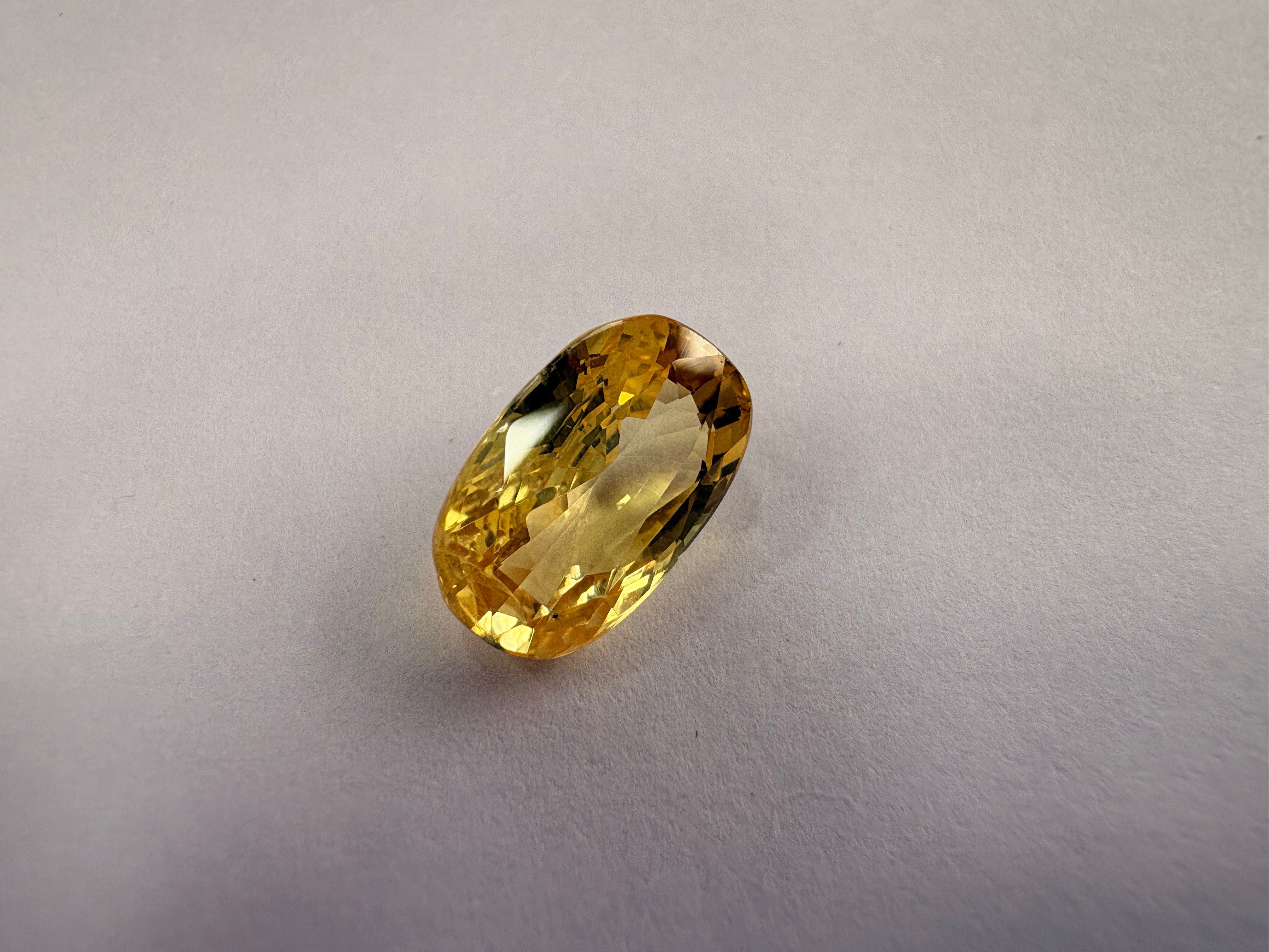 Yellow Sapphire 4.05 carat YSR-255 close view