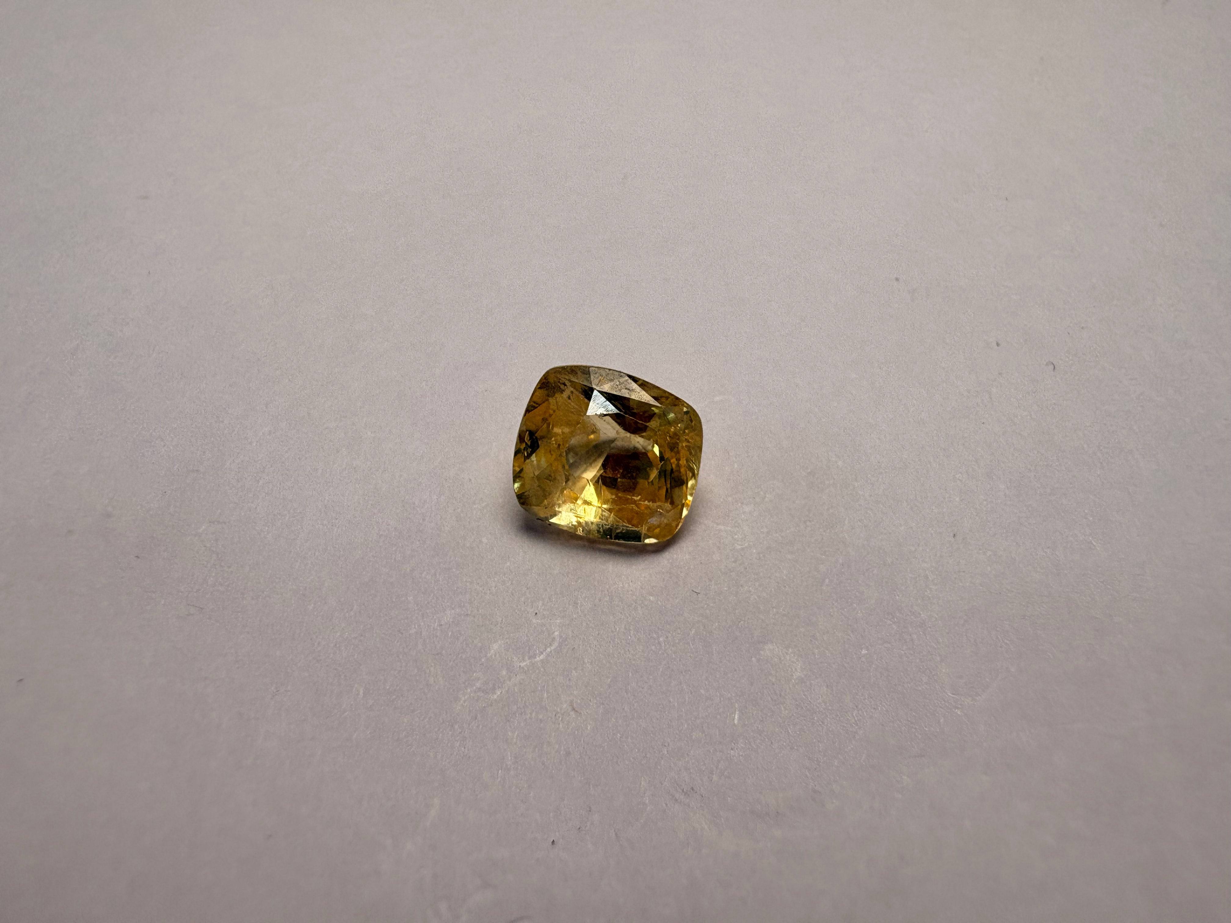 Yellow Sapphire 4.10 carat YSR-259 alternate face-up view