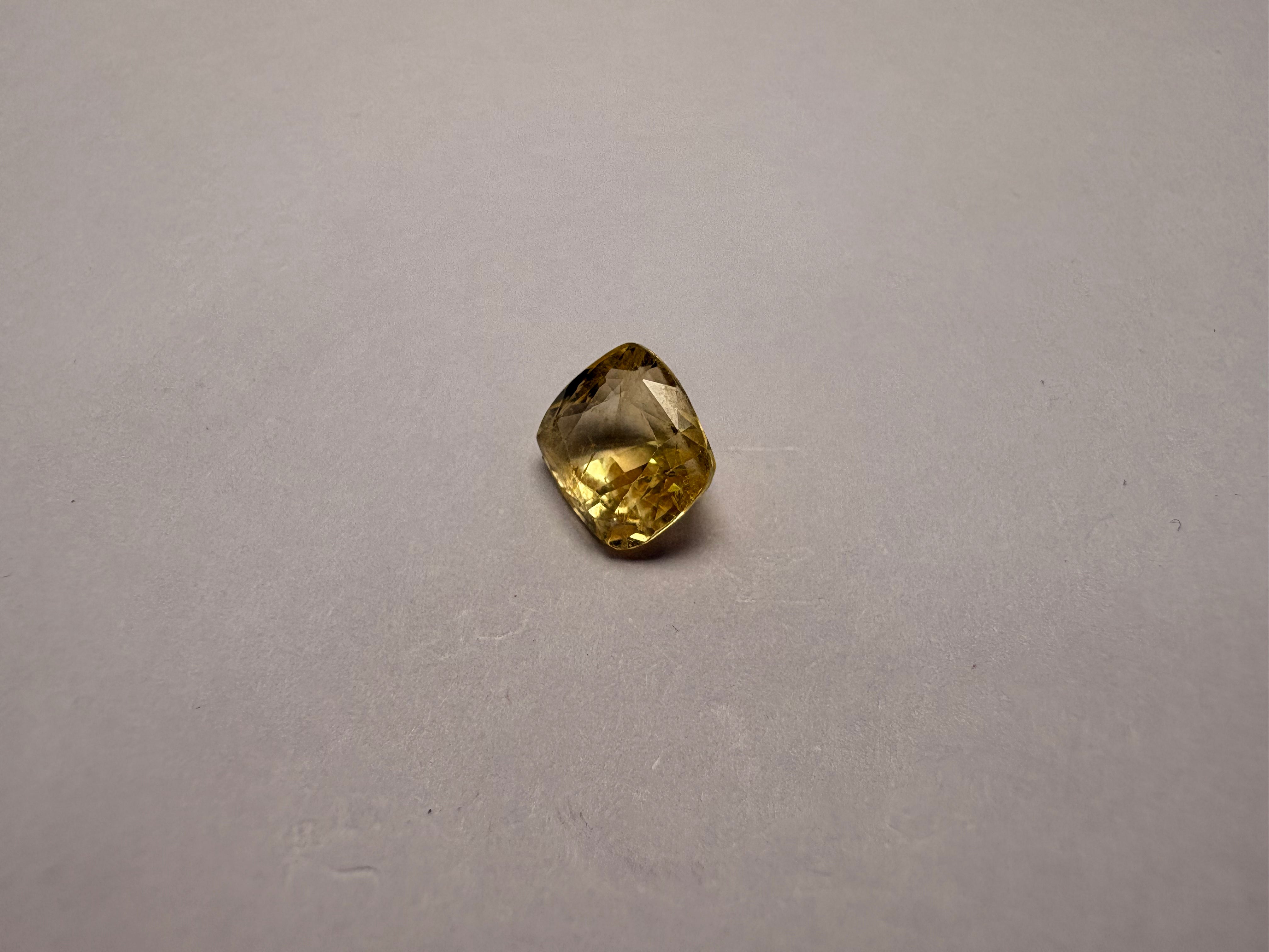Yellow Sapphire 4.10 carat YSR-259 close view