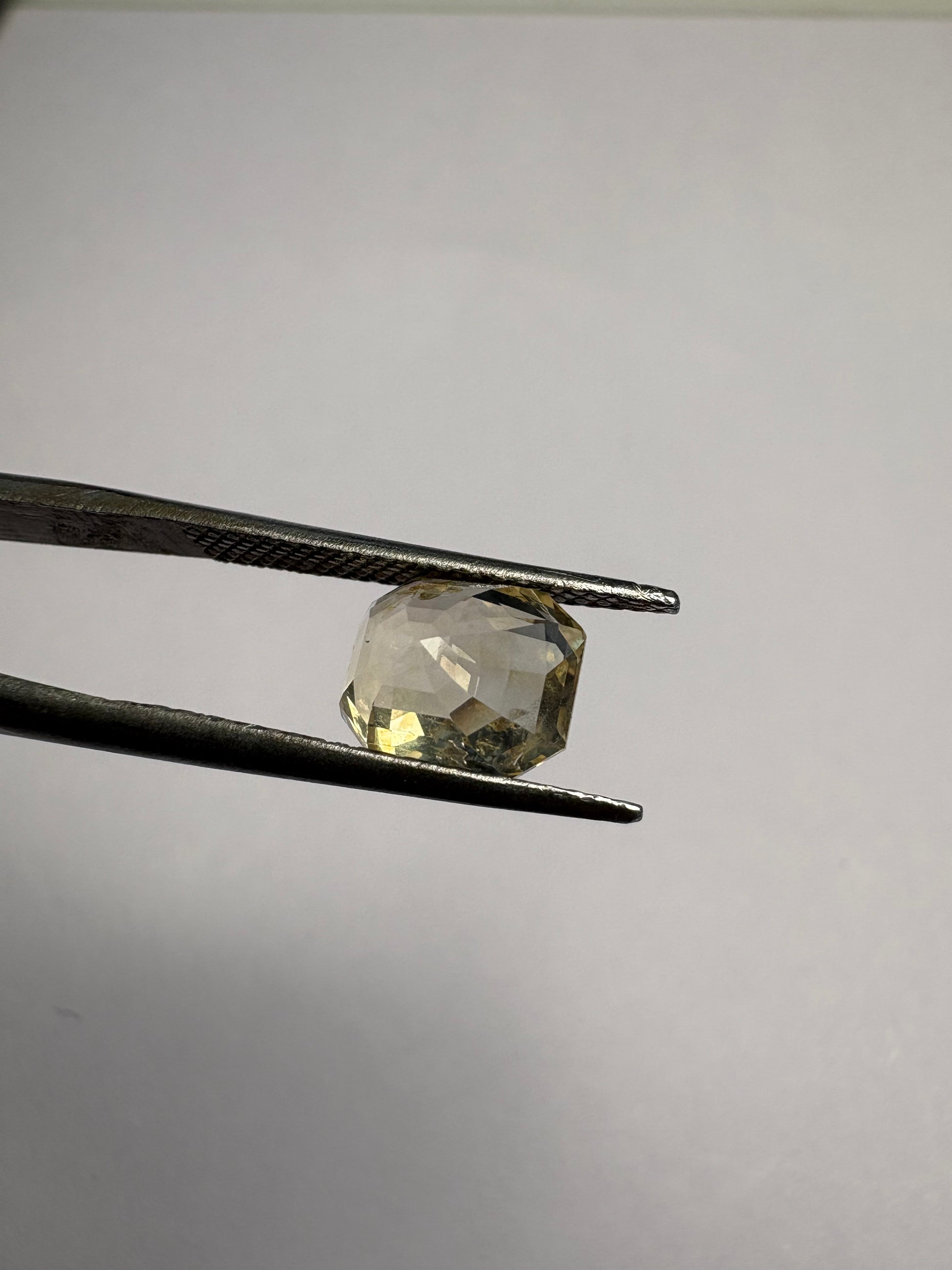 Yellow Sapphire 3.55 carat YSR-263 face-up view