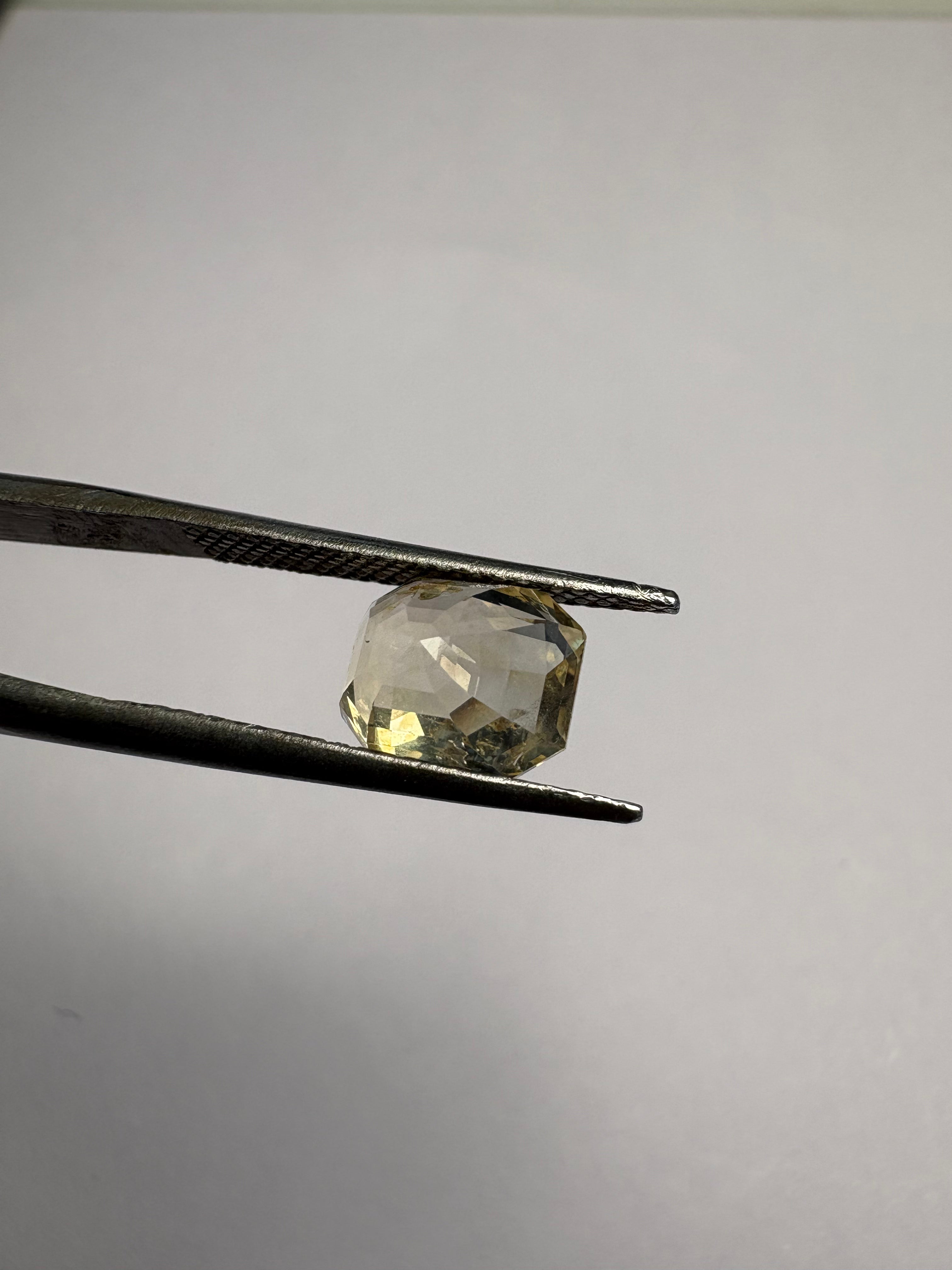 Yellow Sapphire 3.55 carat YSR-263 face-up view