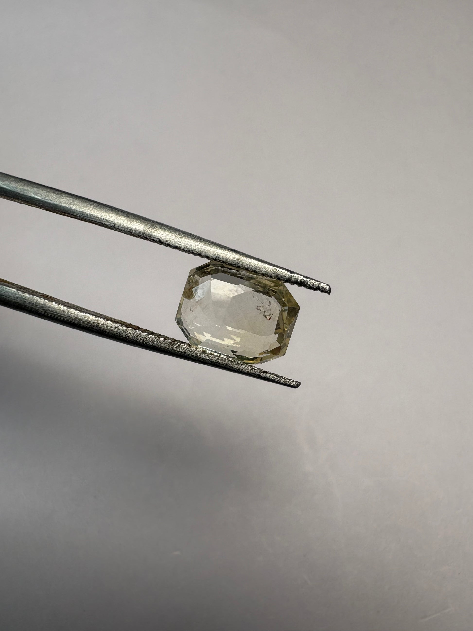 Yellow Sapphire 3.07 carat YSR-264 face-up view