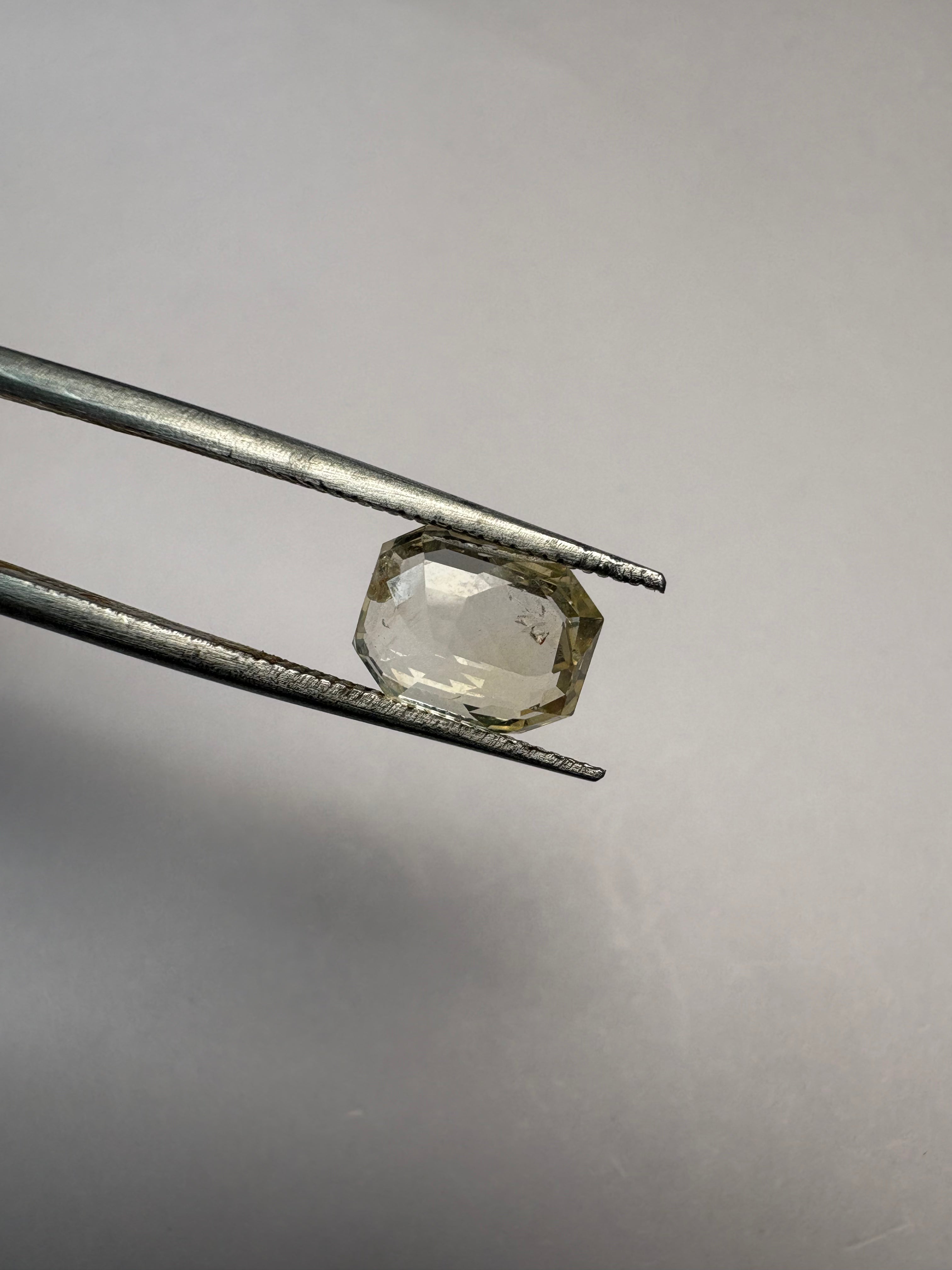 Yellow Sapphire 3.07 carat YSR-264 face-up view