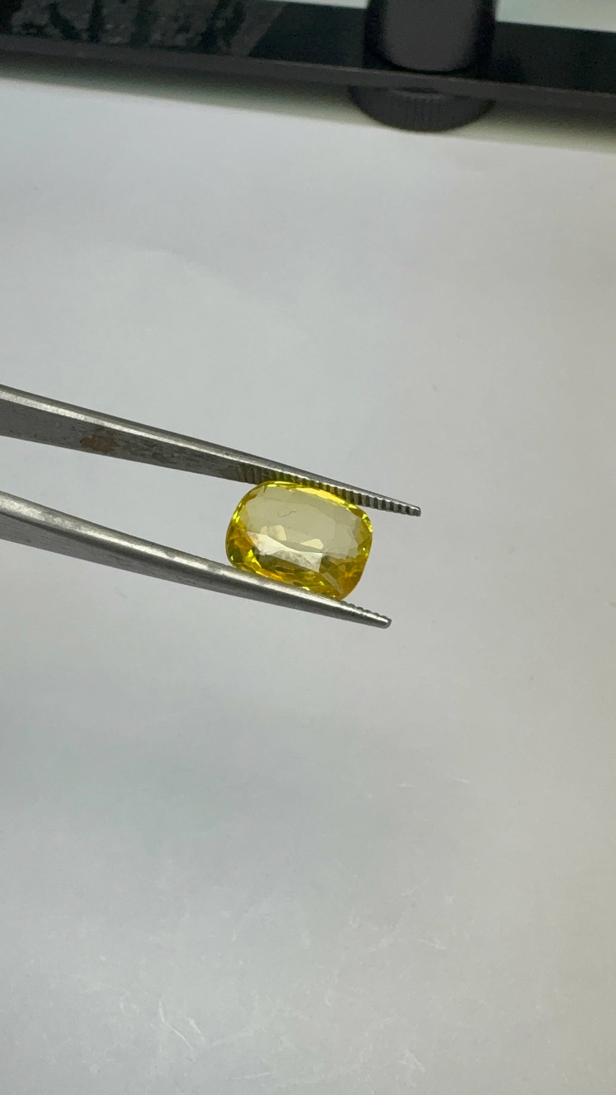Yellow Sapphire 5.00 carat YSR-267 close view
