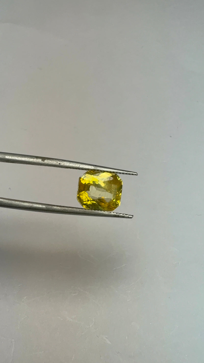 Yellow Sapphire – 4.02 Carat – Sri Lanka