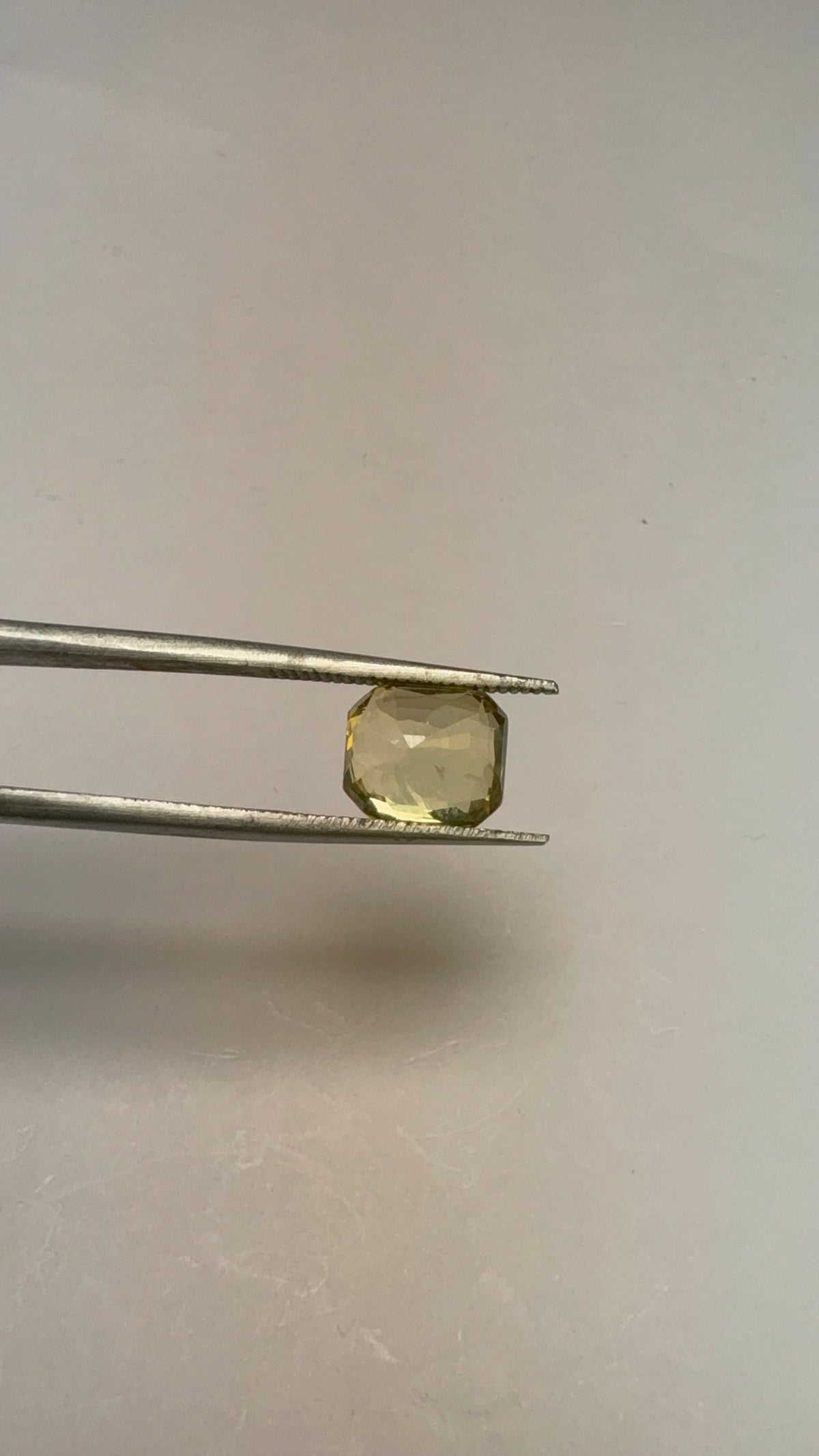 Yellow Sapphire 4.02 carat YSR-271 face-up view
