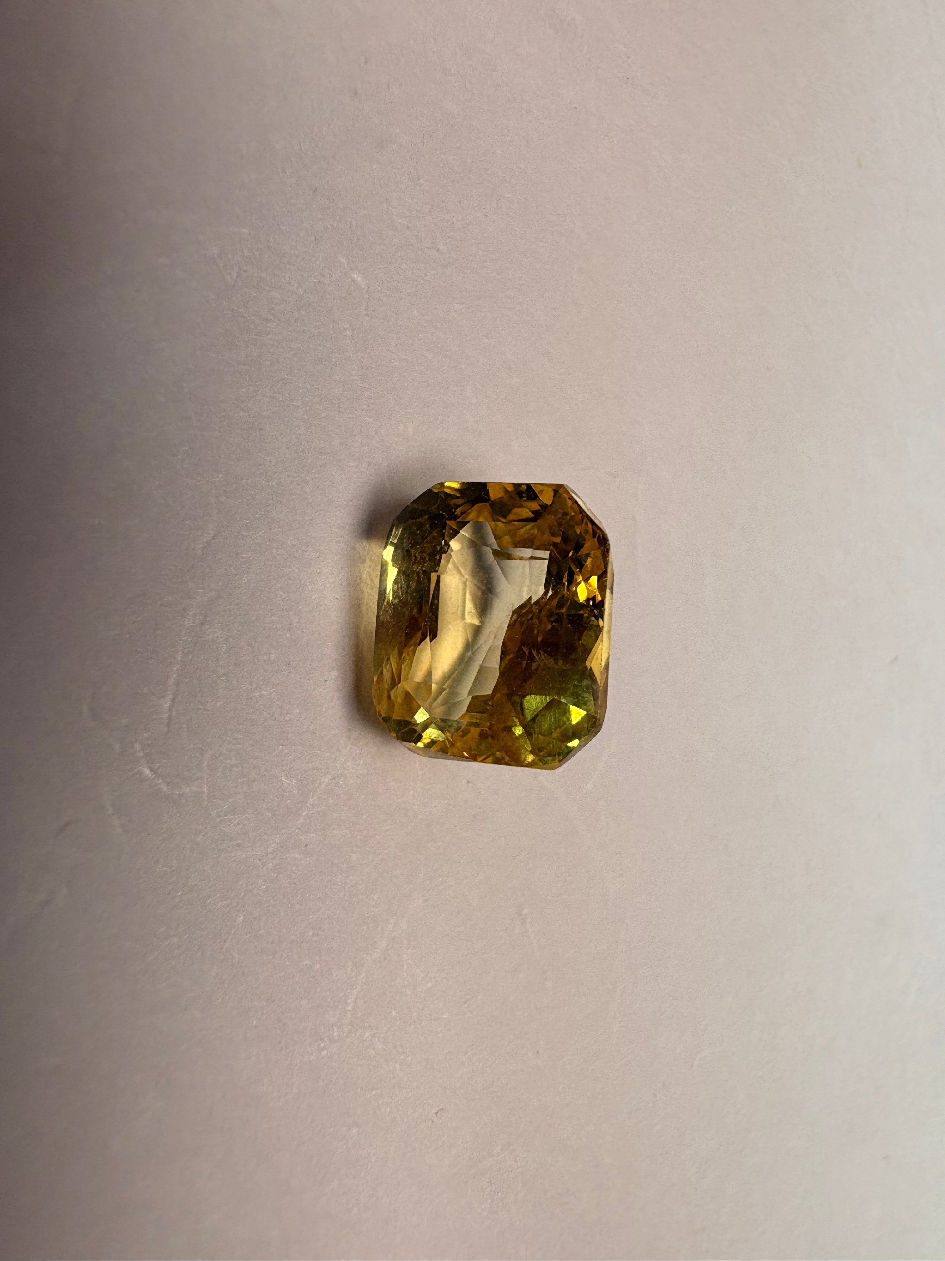 Yellow Sapphire 4.02 carat YSR-271 alternate face-up view