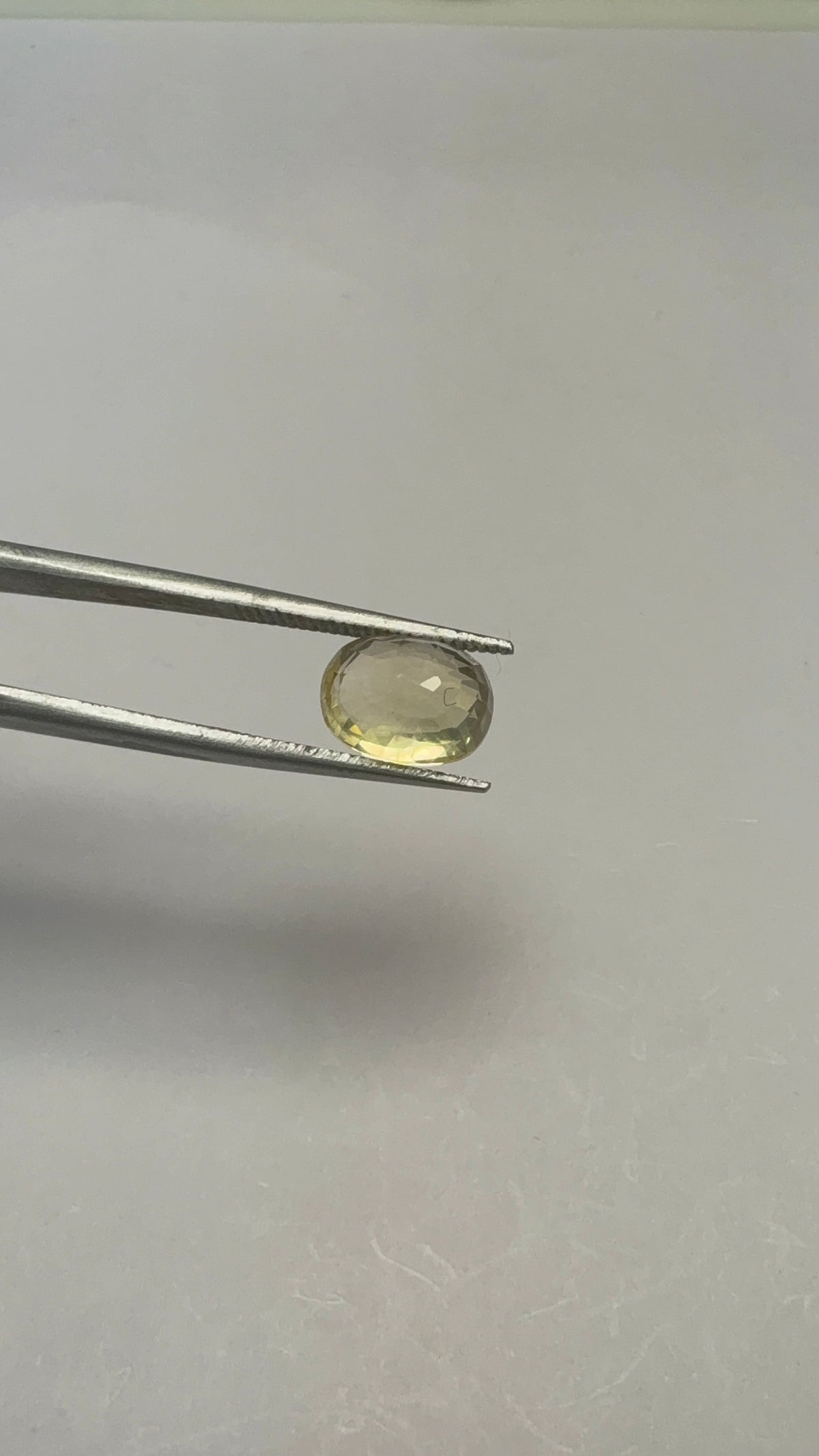 Yellow Sapphire 4.04 carat YSR-272 face-up view