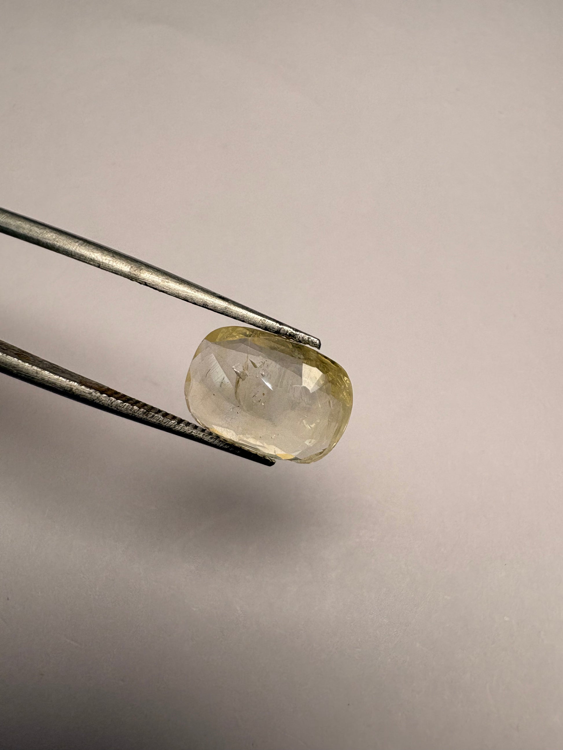 Yellow Sapphire 4.55 carat YSR-276 face-up view
