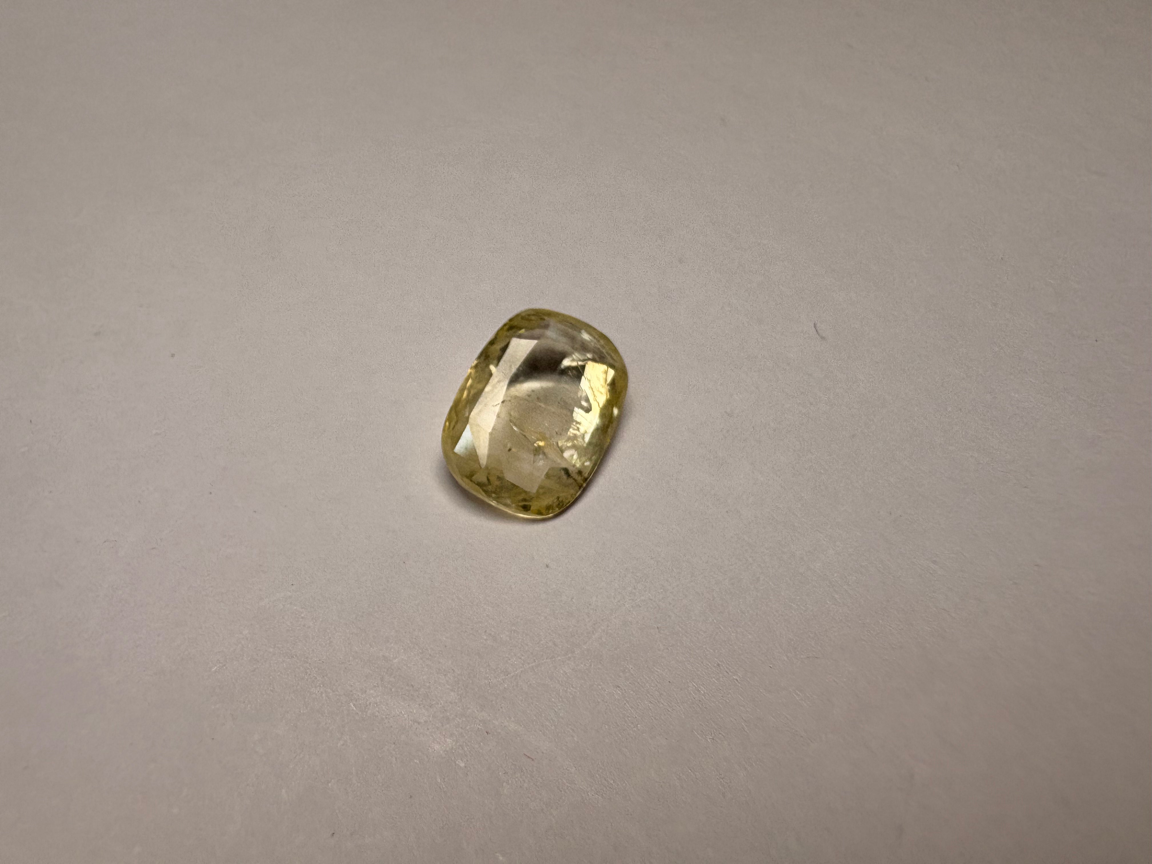 Yellow Sapphire 4.55 carat YSR-276 close view
