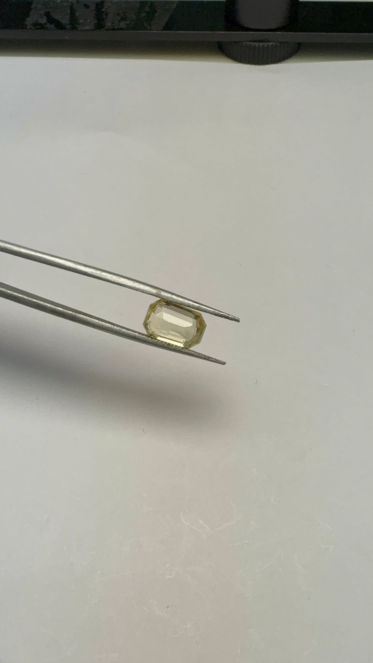 Yellow Sapphire 4.19 carat YSR-280 face-up view