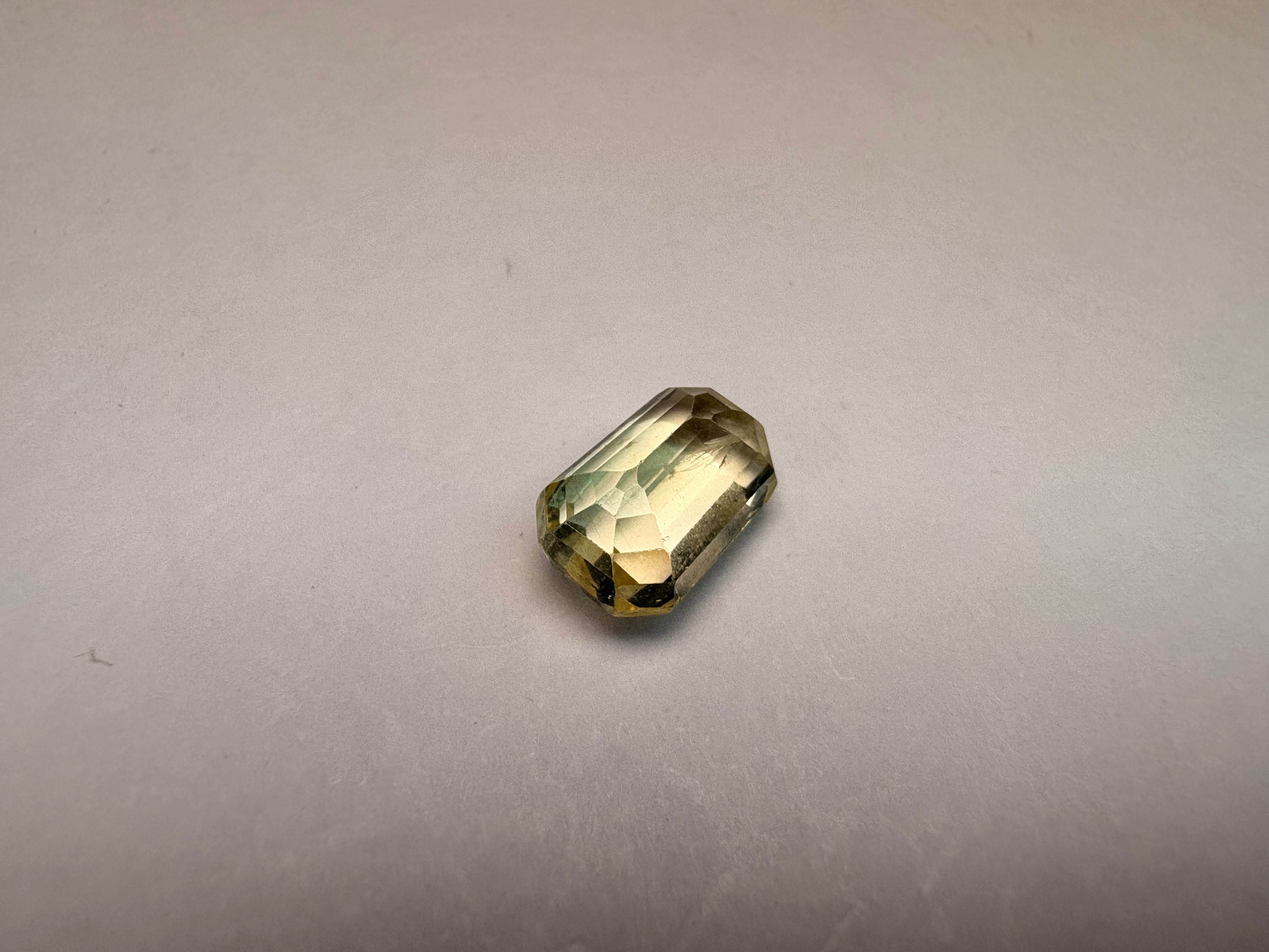 Yellow Sapphire 4.19 carat YSR-280 close view