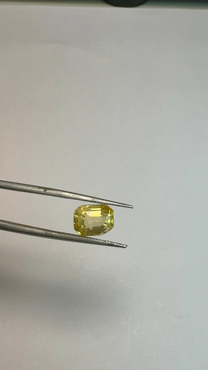 Yellow Sapphire – 4.05 Carat – Sri Lanka