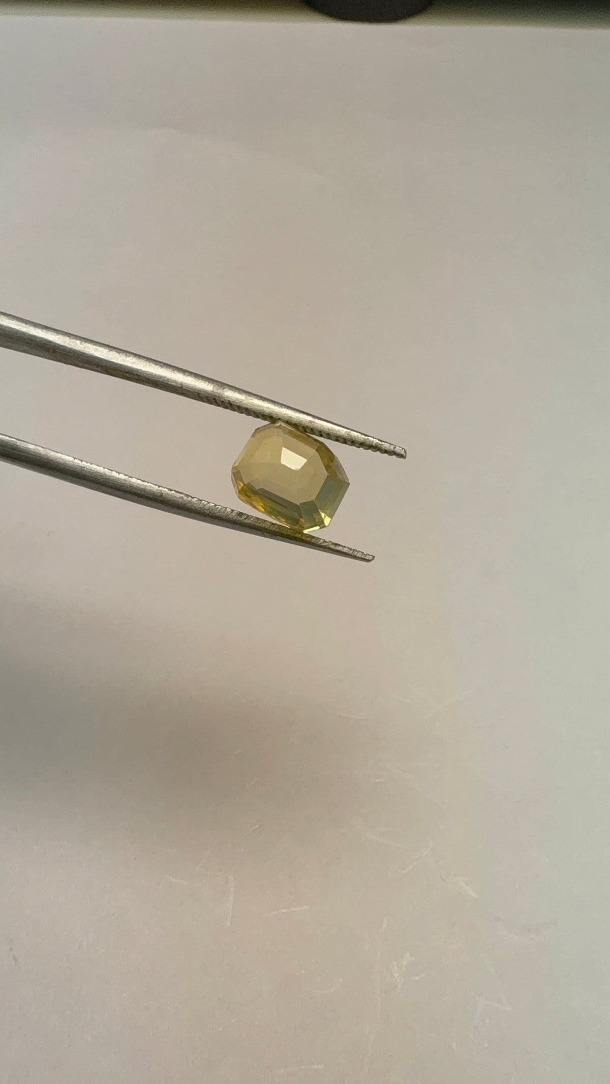 Yellow Sapphire 4.05 carat YSR-281 face-up view