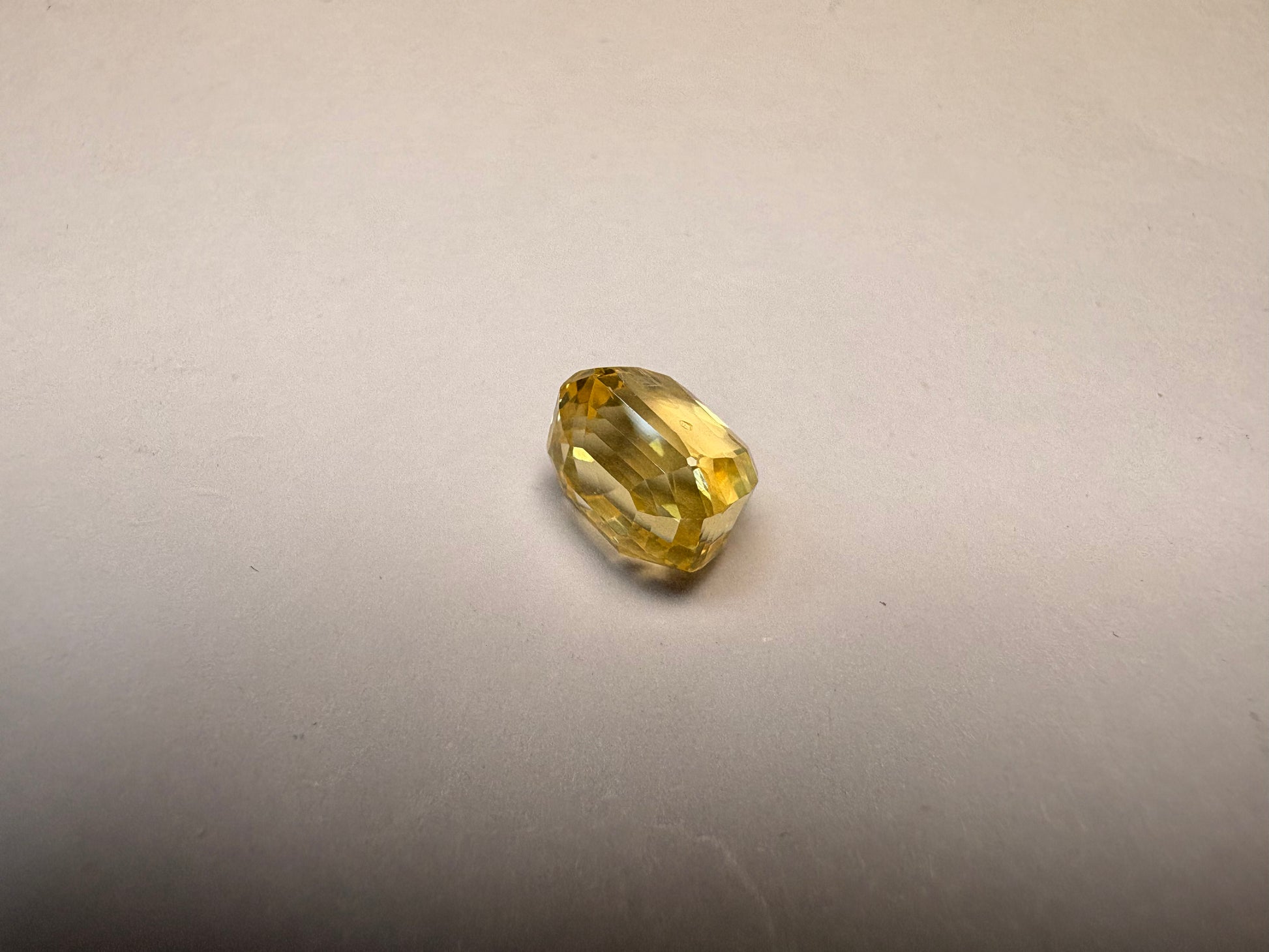 Yellow Sapphire 4.05 carat YSR-281 close view