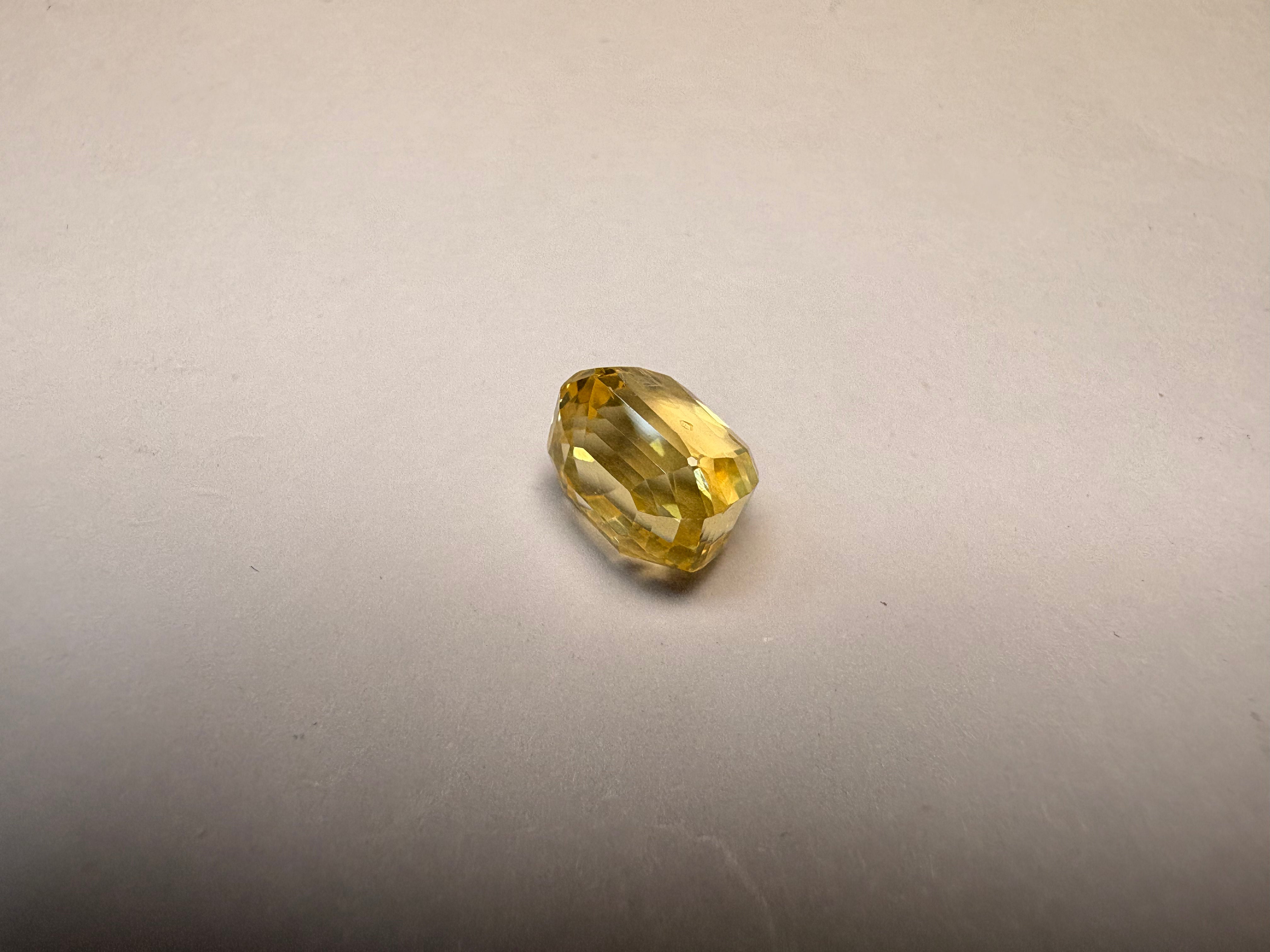Yellow Sapphire 4.05 carat YSR-281 close view