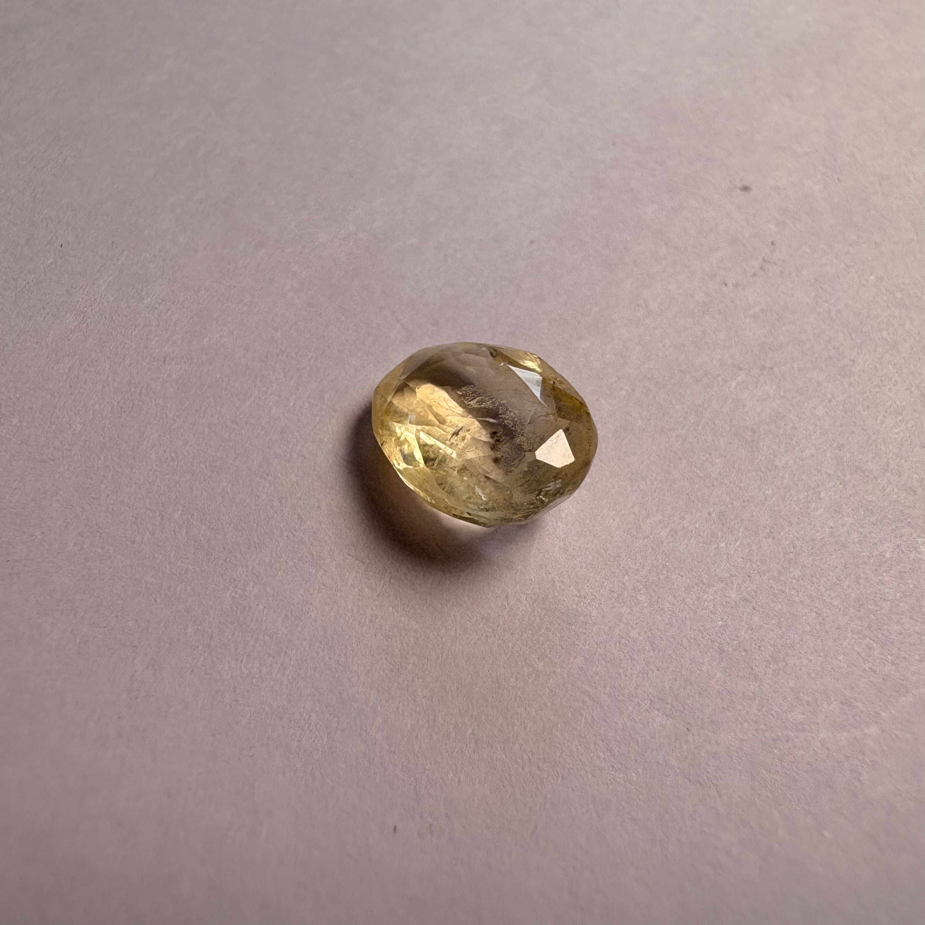 Yellow Sapphire 4.04 carat YSR-300 face-up view