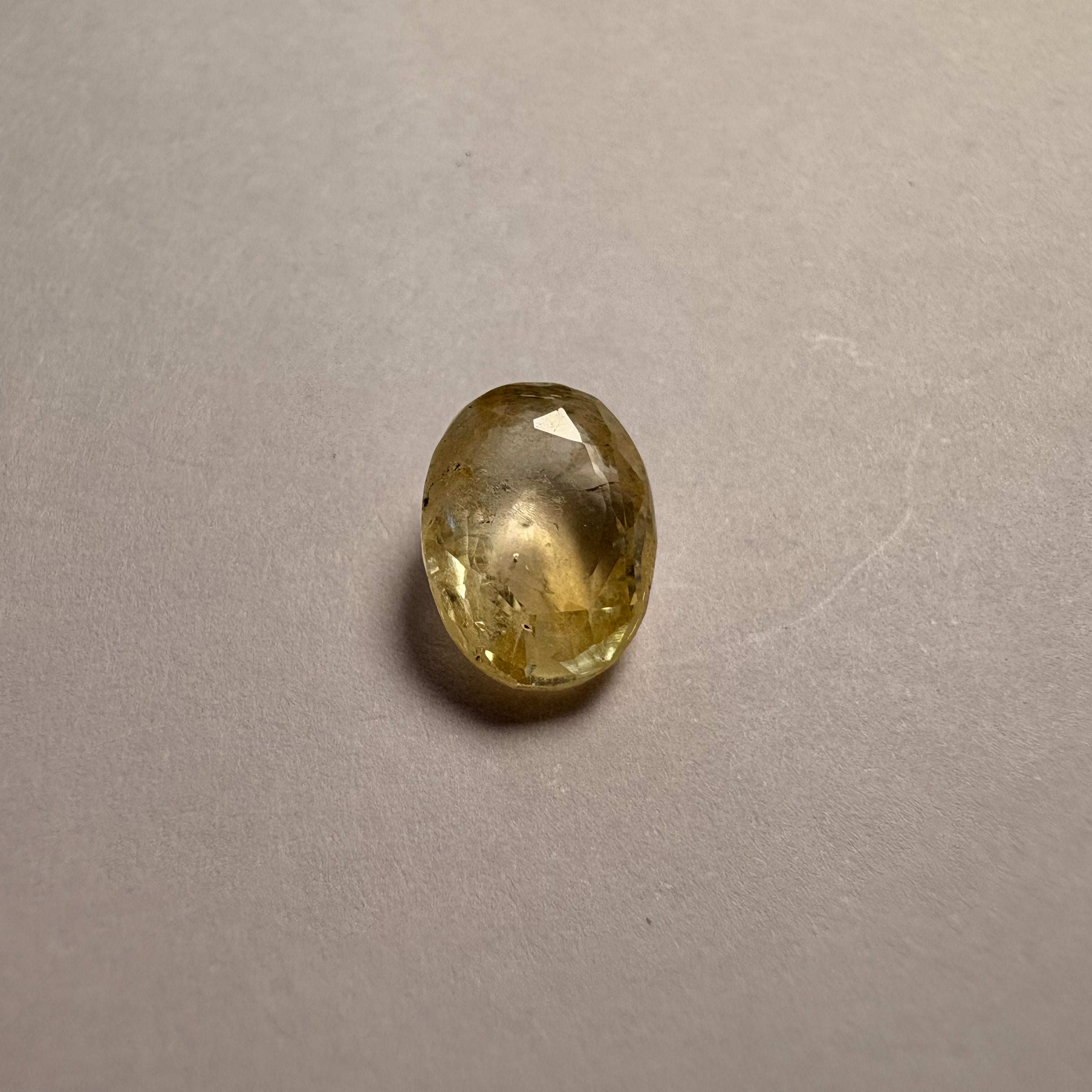 Yellow Sapphire 4.04 carat YSR-300 close view