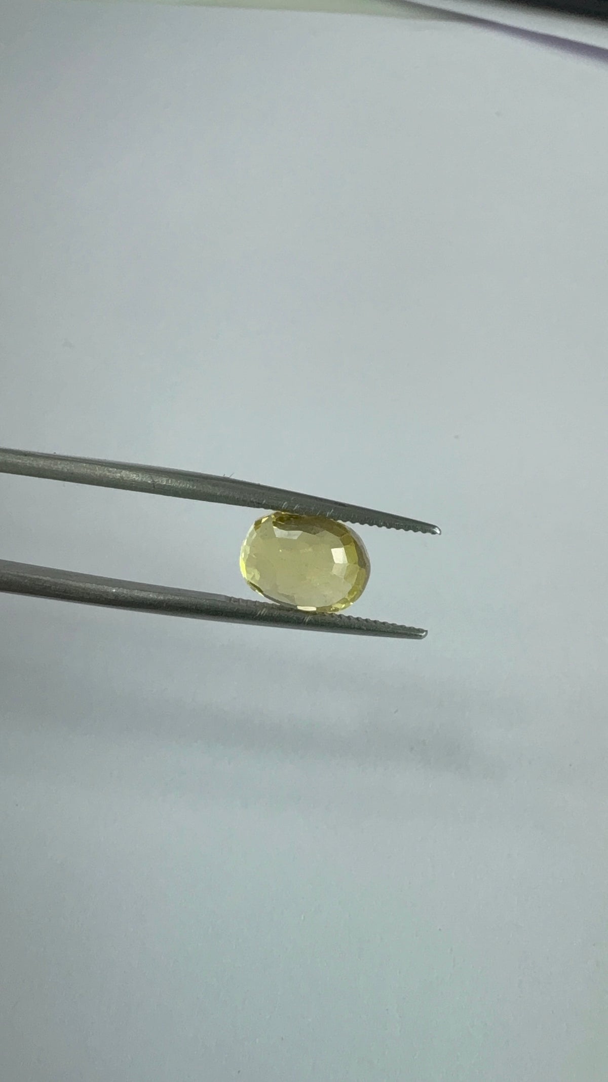Yellow Sapphire 4.10 carat YSR-34 face-up view