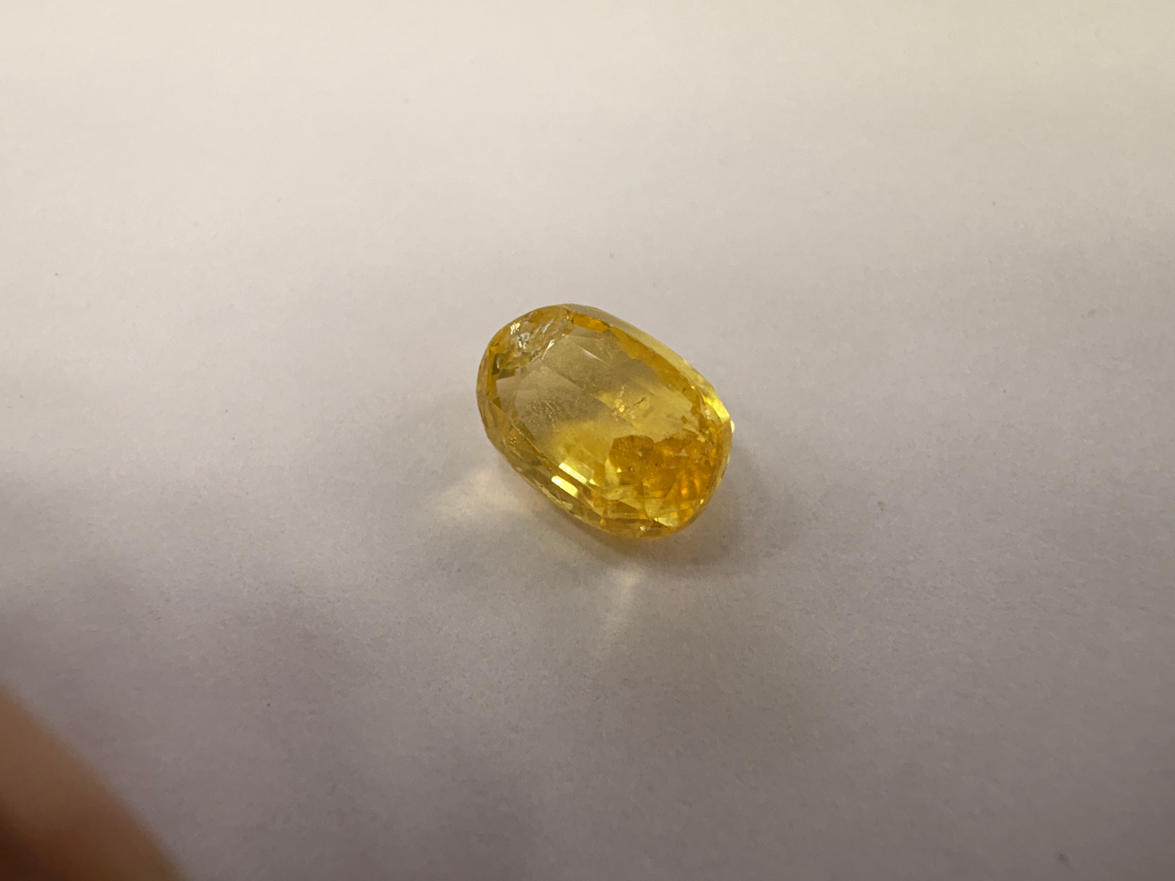 Yellow Sapphire 4.10 carat YSR-34 close view