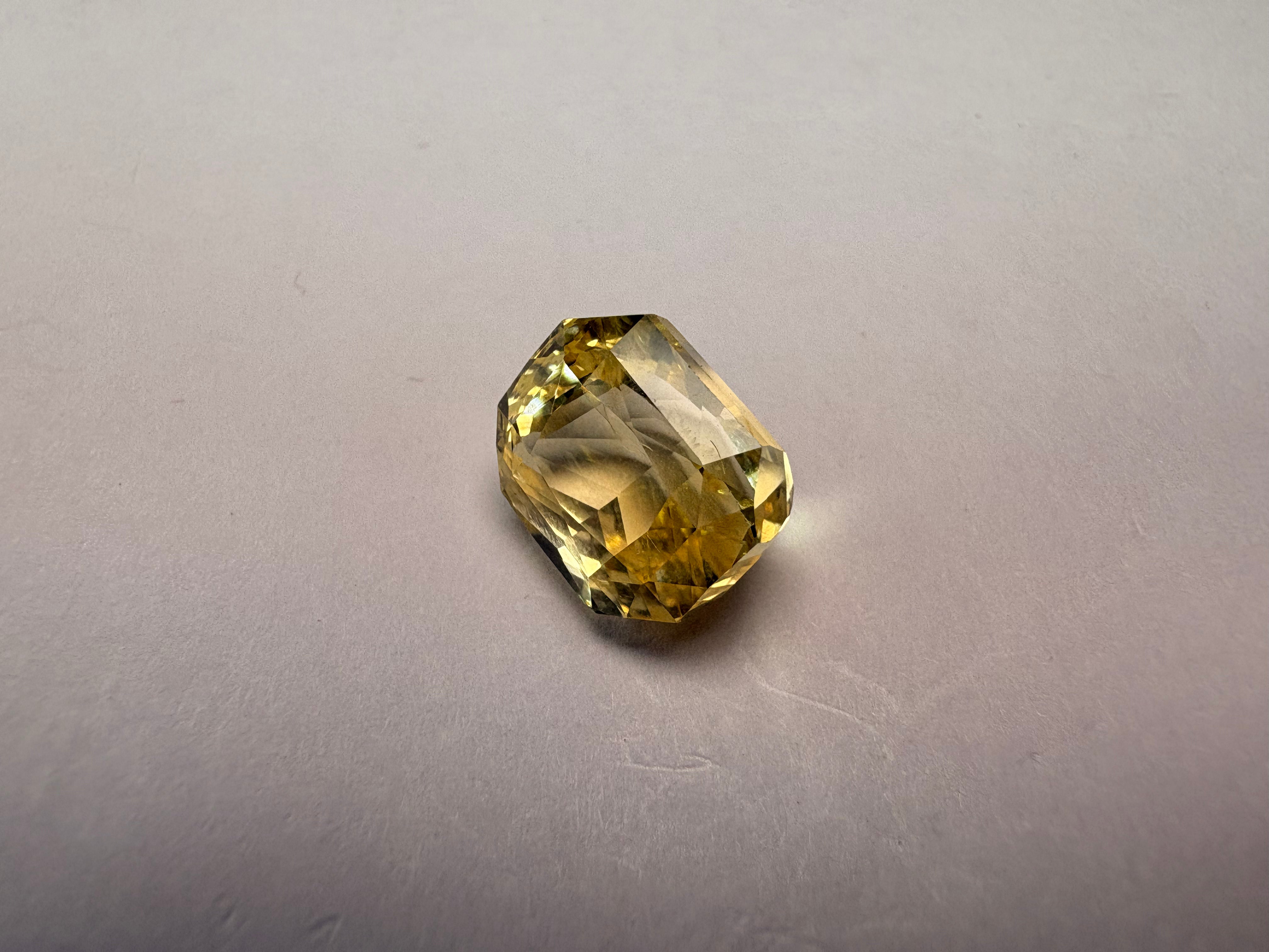 Yellow Sapphire 7.50 carat YSR-47 close view