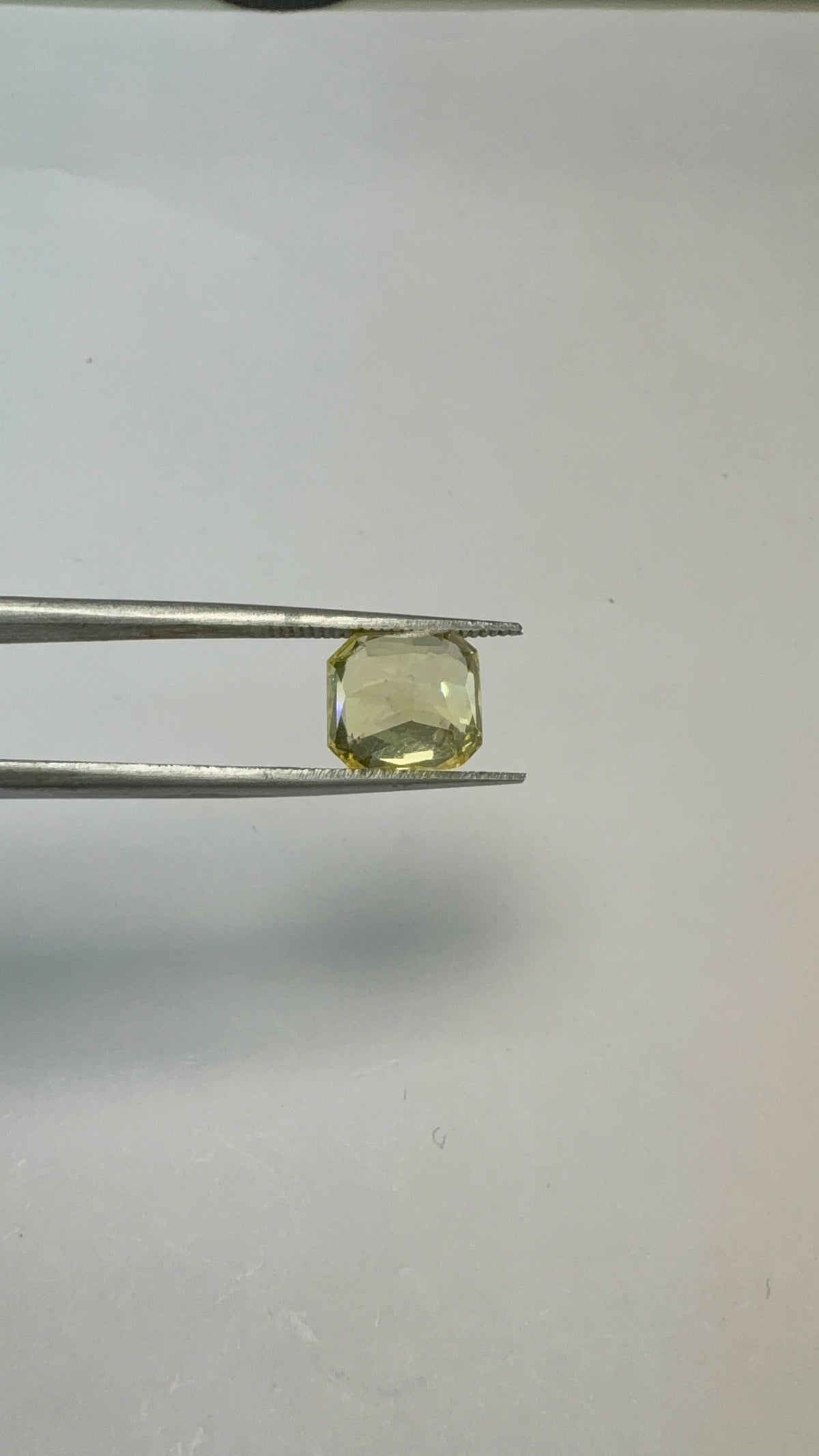 Yellow Sapphire 5.64 carat YSR-48 face-up view