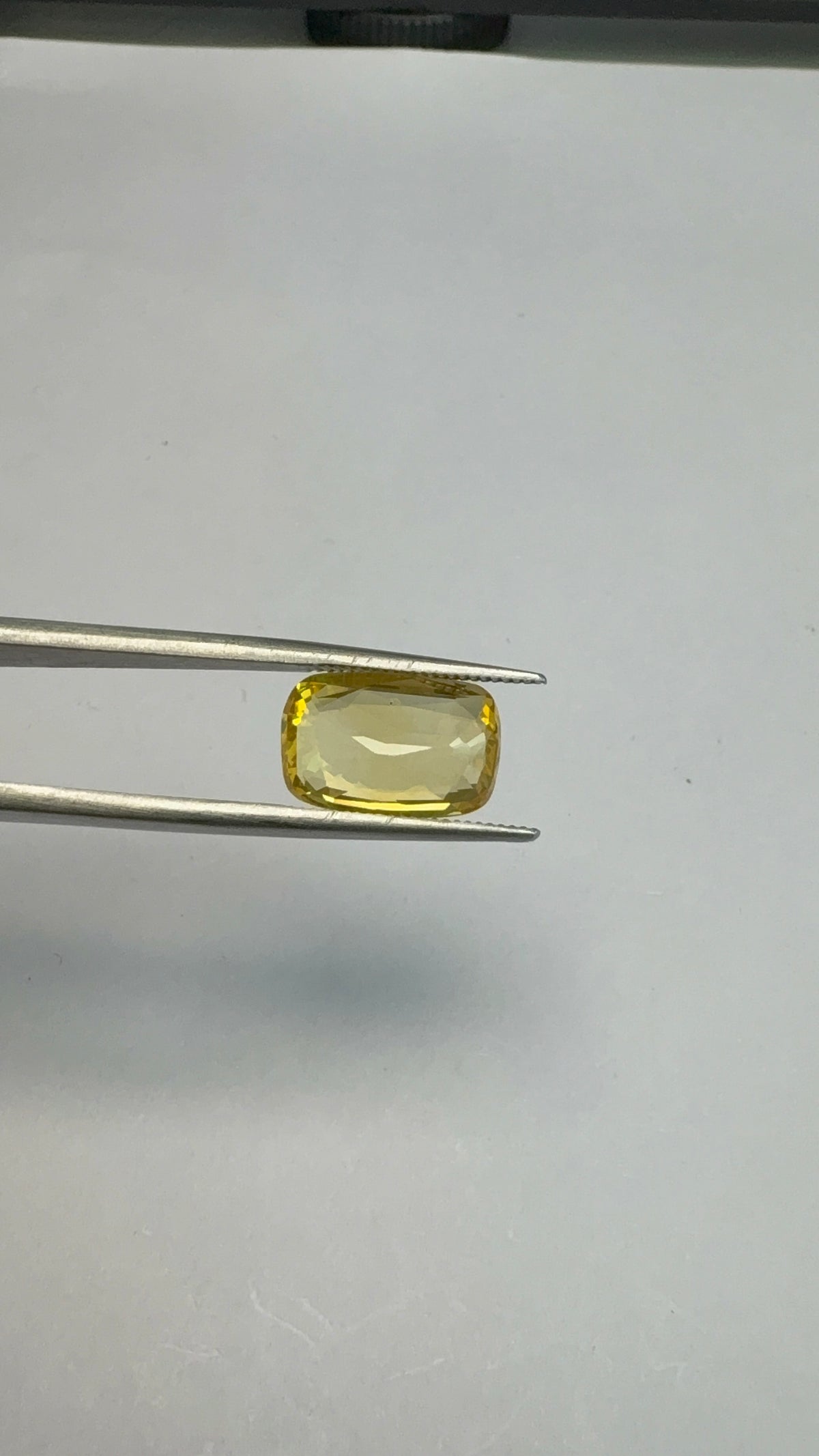 Yellow Sapphire 5.27 carat YSR-52 face-up view