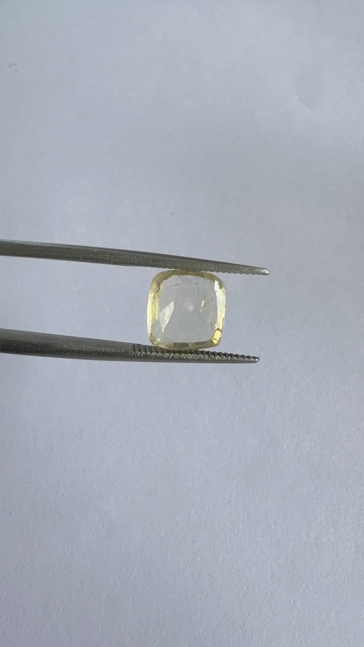 Yellow Sapphire 3.00 carat YSR-57 close view