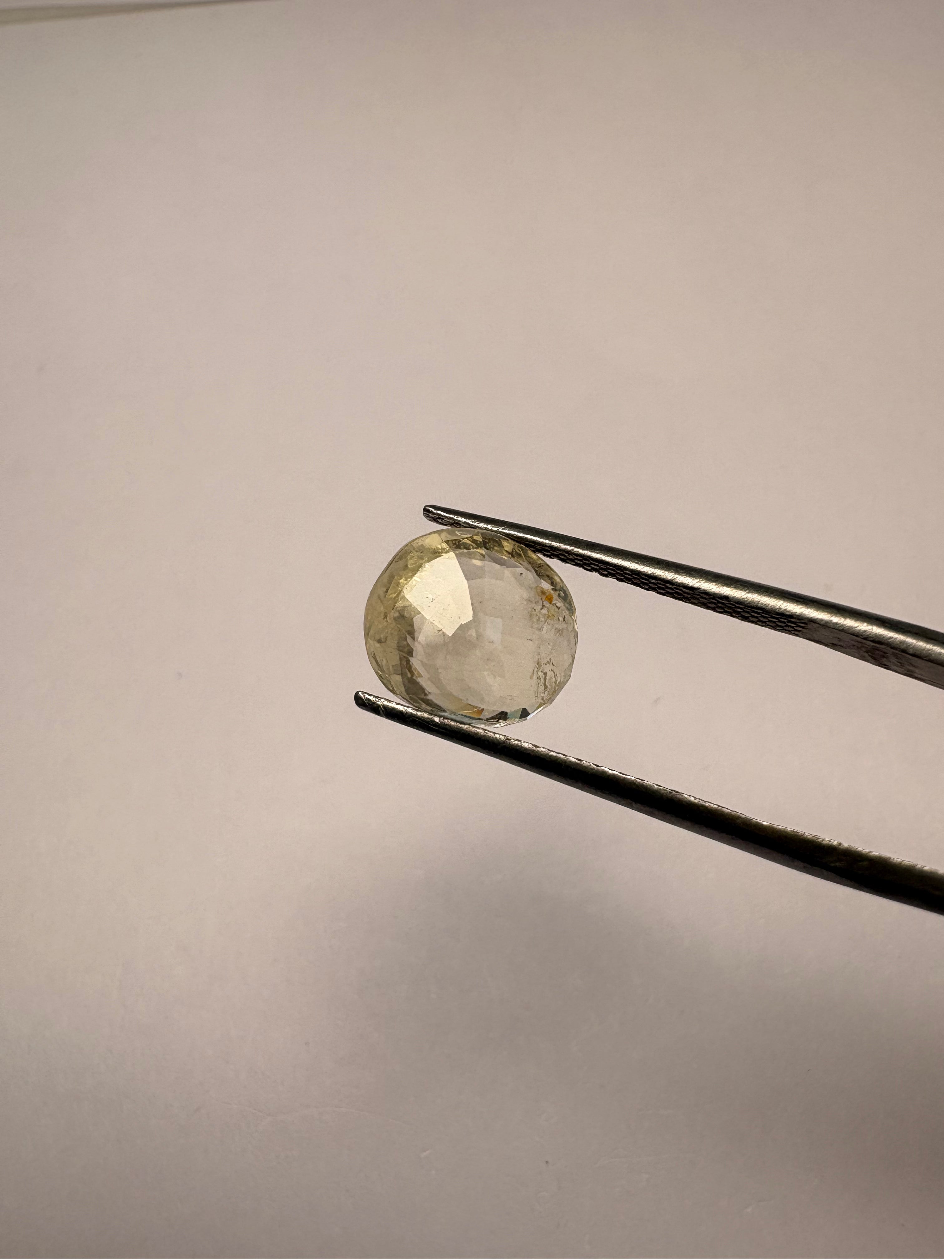 Yellow Sapphire 3.18 carat YSR-63 face-up view