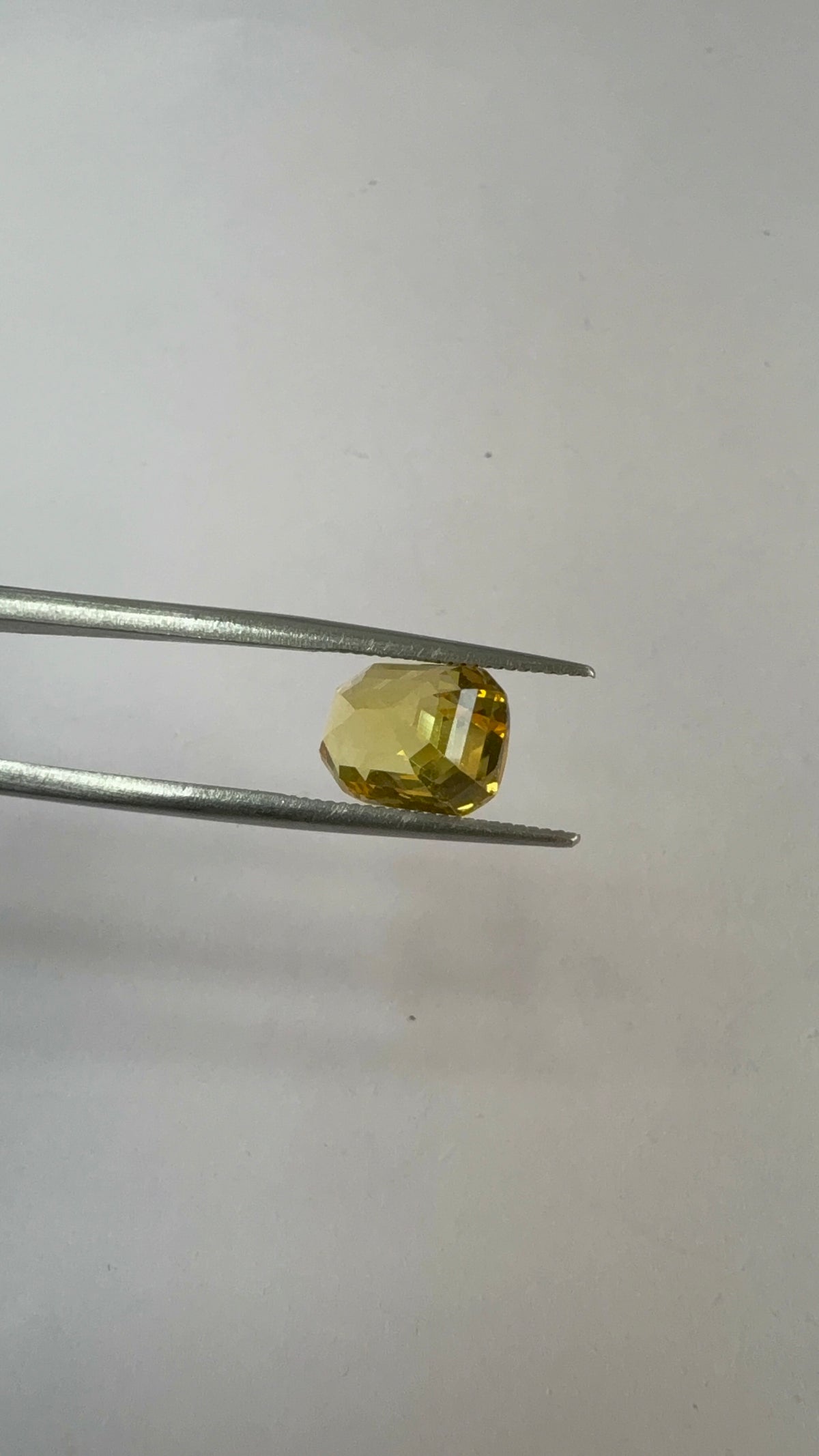 Yellow Sapphire 5.18 carat YSR-67 face-up view