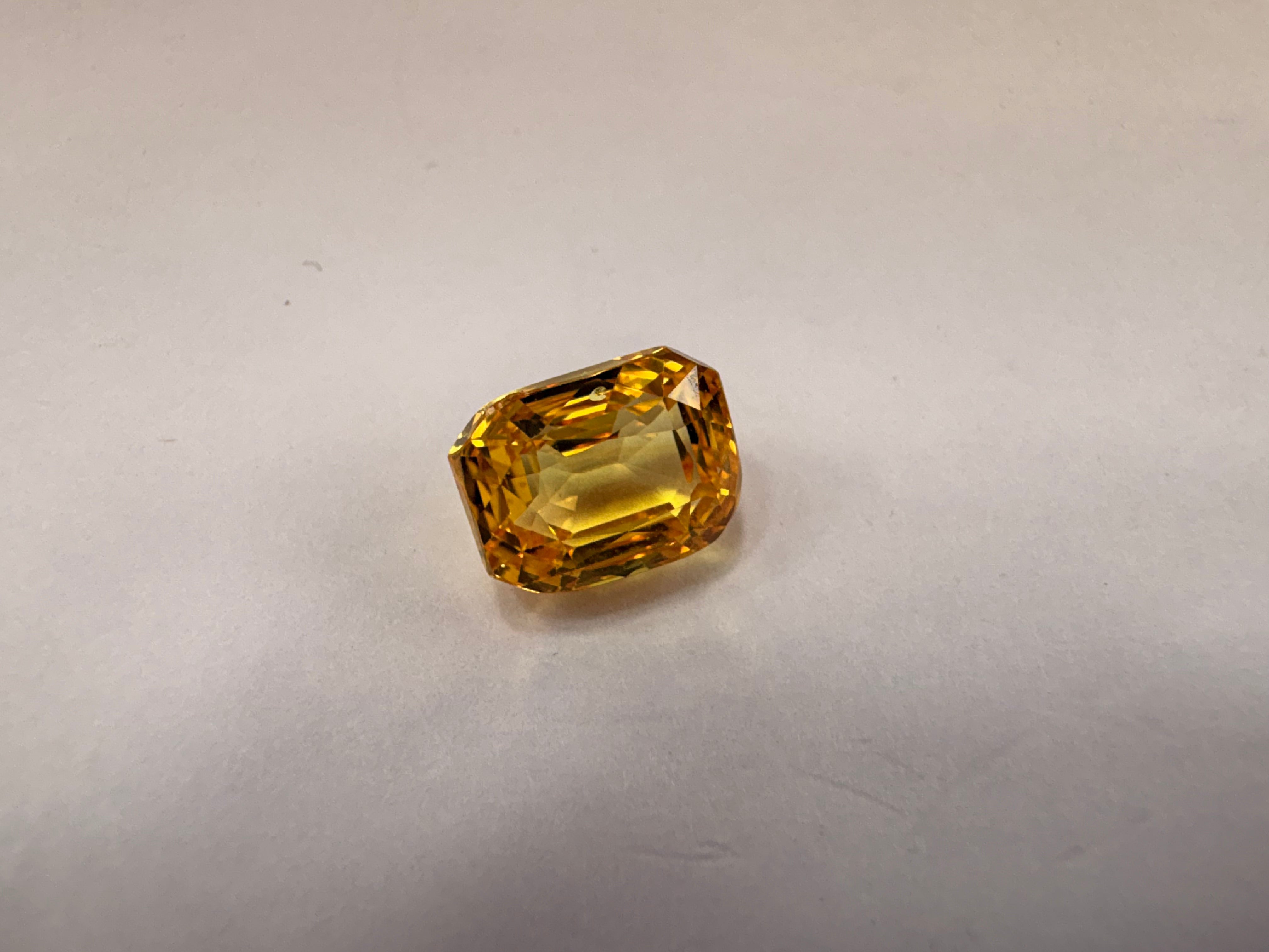 Yellow Sapphire 5.18 carat YSR-67 close view