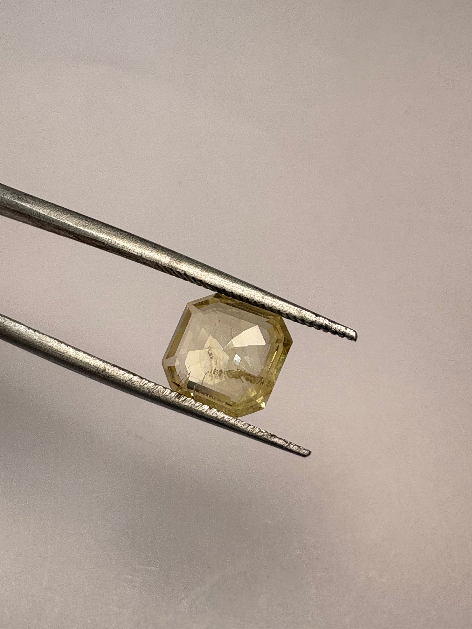 Yellow Sapphire 2.82 carat YSR-7 face-up view